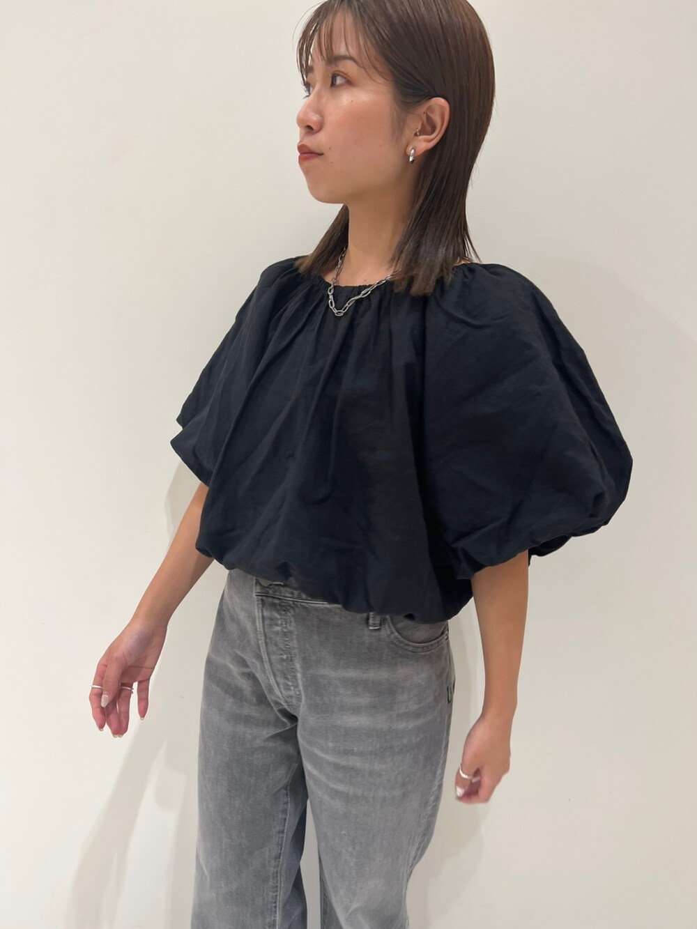 シルバー系のパンプス、ブラック系のデニムパンツ、ブラック系のシャツ/ブラウスを着用したレディースの夏コーディネートの2枚目の写真