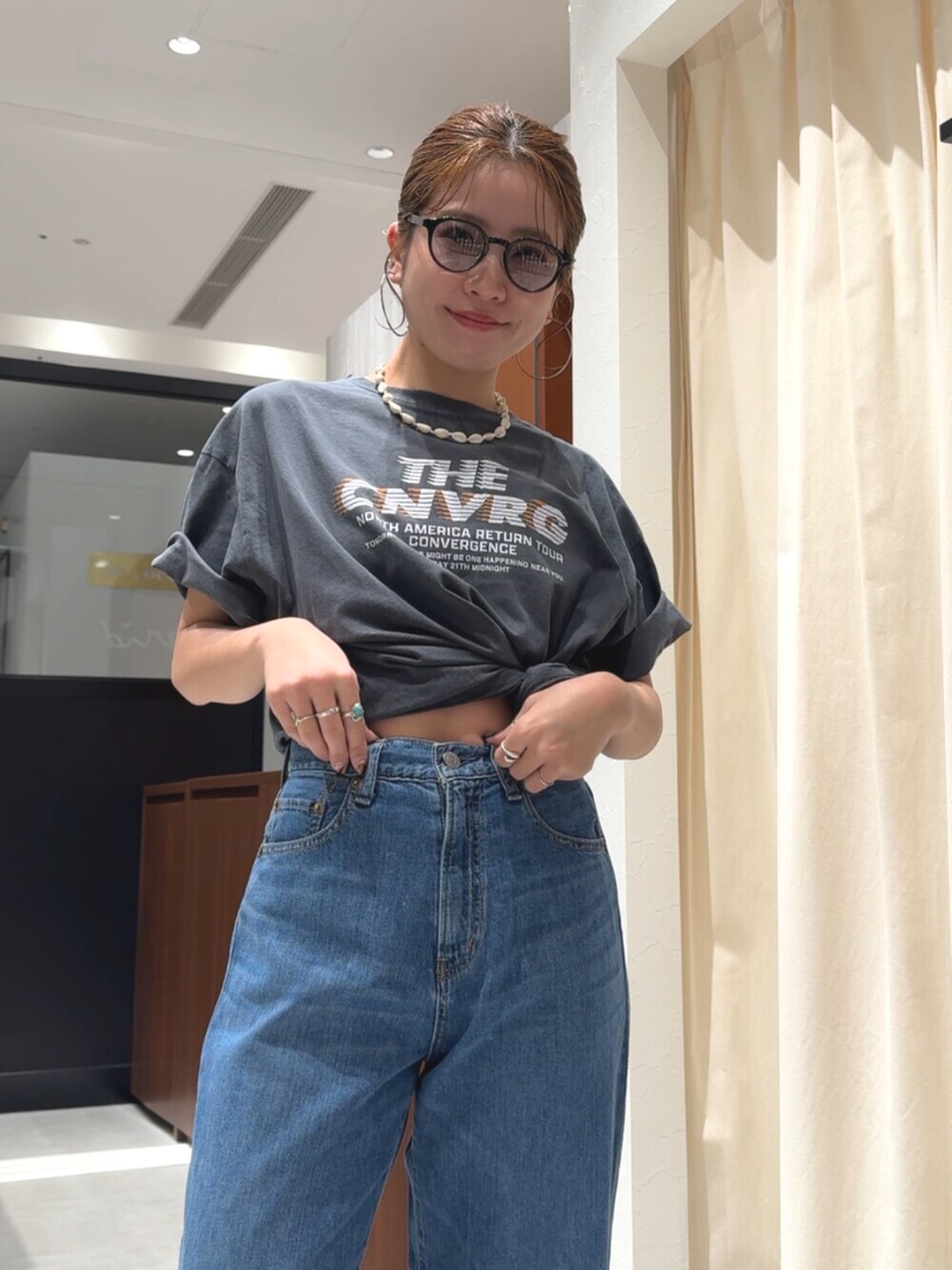 グレー系のTシャツ/カットソー、ブルー系のデニムパンツ、ホワイト系のネックレスを着用したレディースの春コーディネートの8枚目の写真