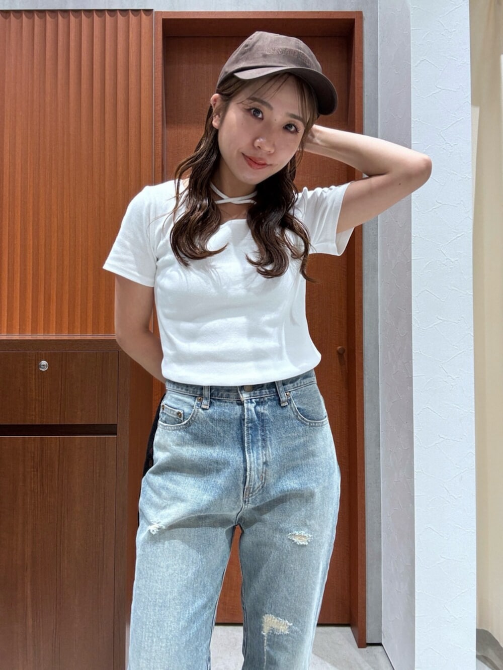 その他のサンダル、ブルー系のデニムパンツ、ホワイト系のTシャツ/カットソーを着用したレディースの夏コーディネートの8枚目の写真