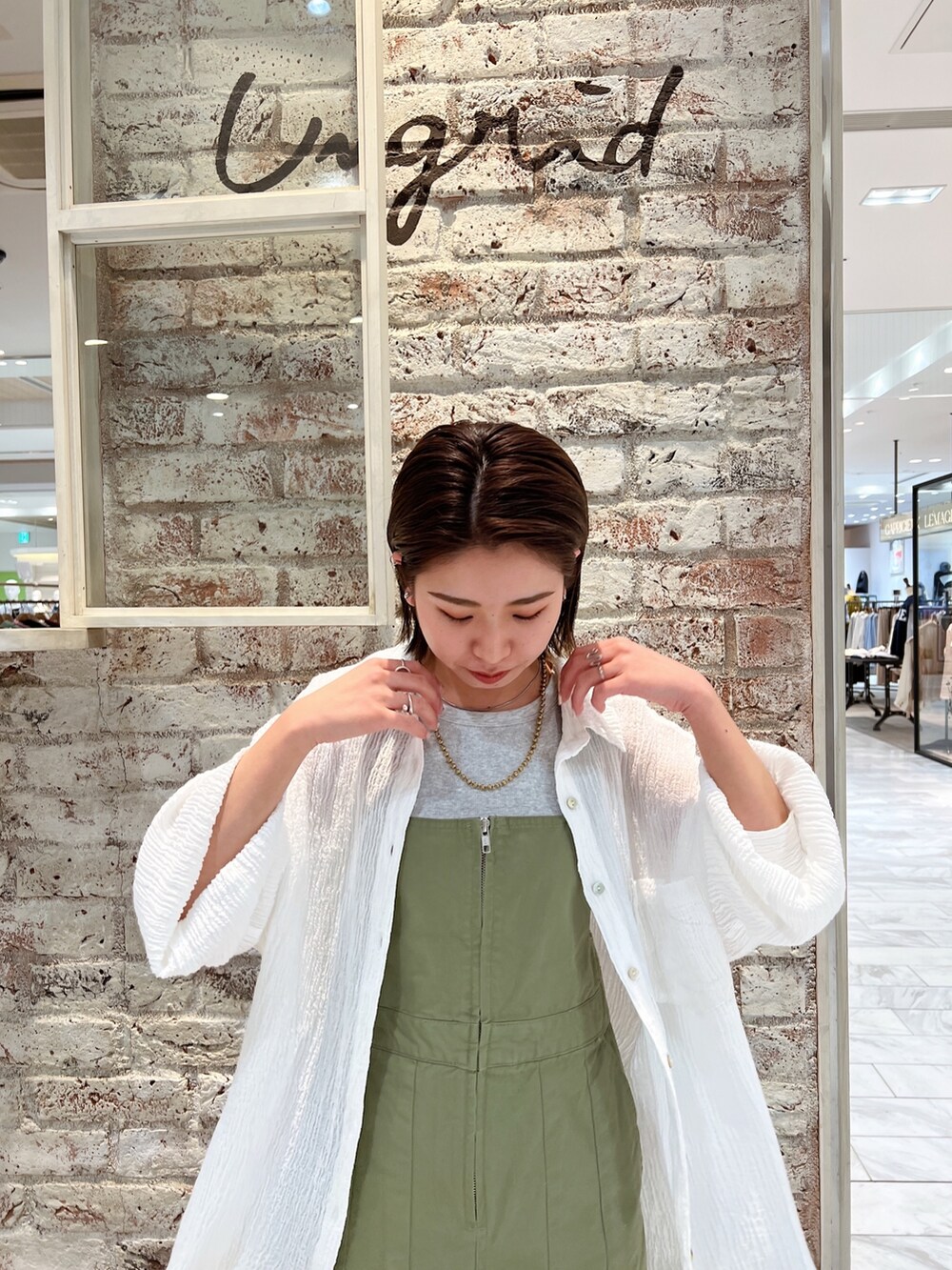 ベージュ系のつなぎ/オールインワン、ホワイト系のシャツ/ブラウス、イエロー系のパンプスを着用したレディースの春コーディネートの8枚目の写真