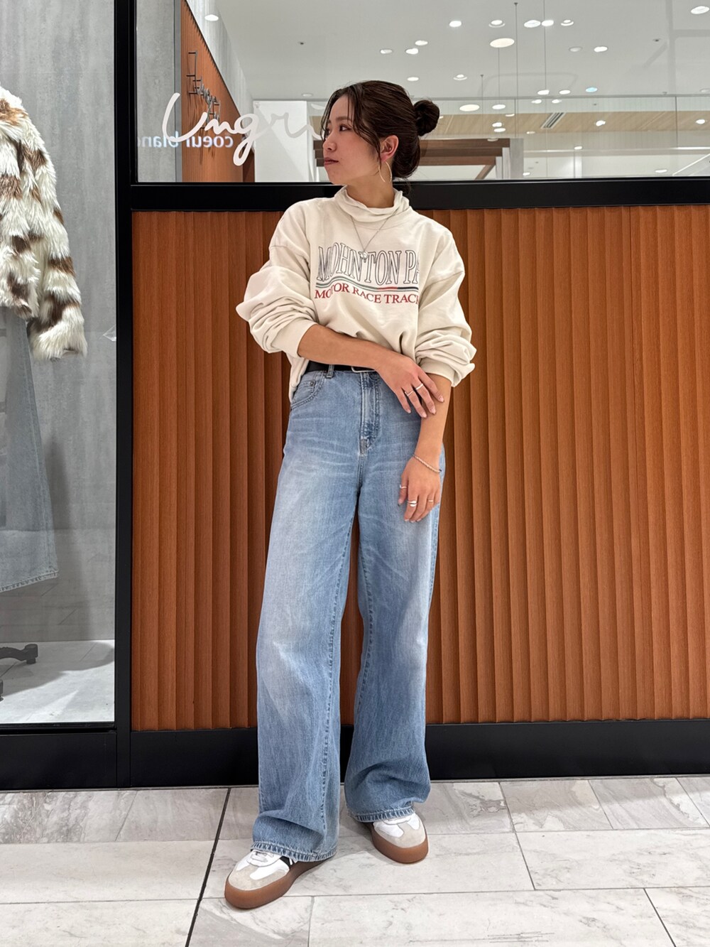 ブルー系のデニムパンツ、ホワイト系のスウェット、ホワイト系のTシャツ/カットソーを着用したレディースの冬コーディネートの7枚目の写真