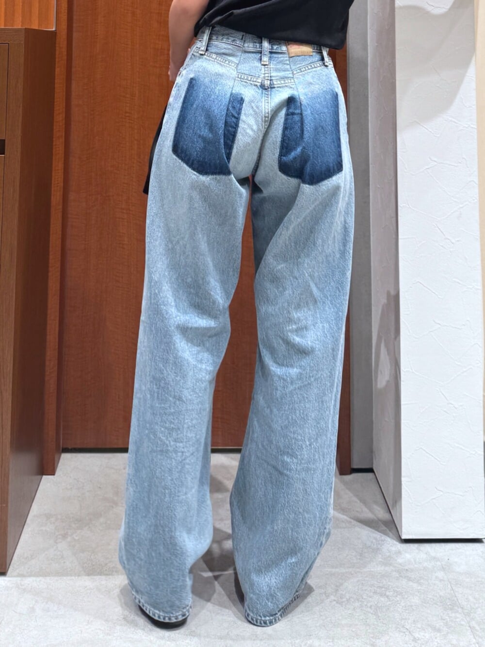 その他のサンダル、ブルー系のデニムパンツ、ブラック系のキャミソールを着用したレディースの夏コーディネートの4枚目の写真