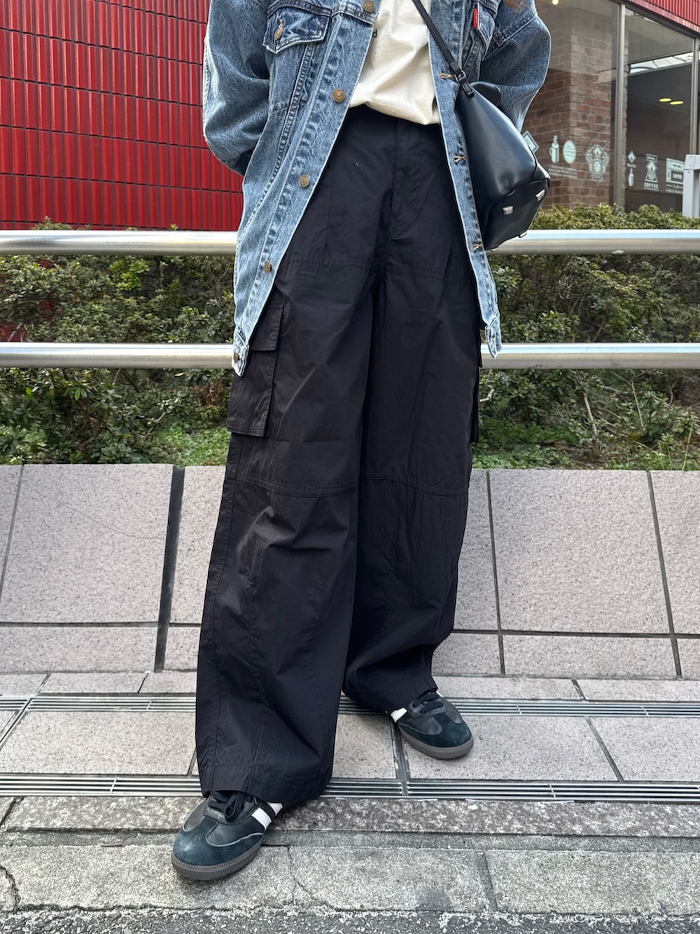 ブラック系のその他パンツ、ブルー系のデニムジャケット、ホワイト系のTシャツ/カットソーを着用したレディースの冬コーディネートの8枚目の写真