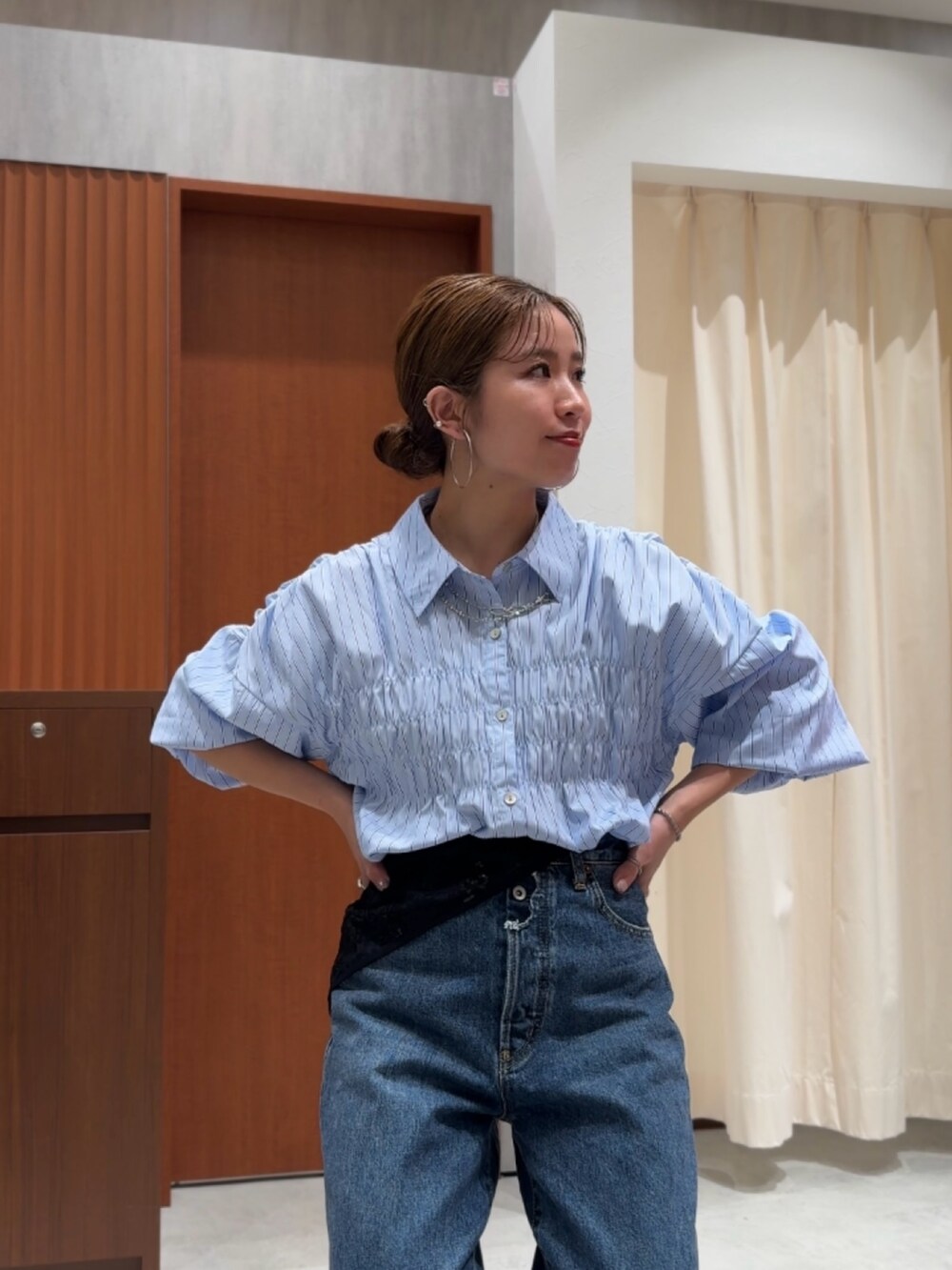 ブルー系のデニムパンツ、ブルー系のシャツ/ブラウス、ブラック系のローファーを着用したレディースの春コーディネートの7枚目の写真