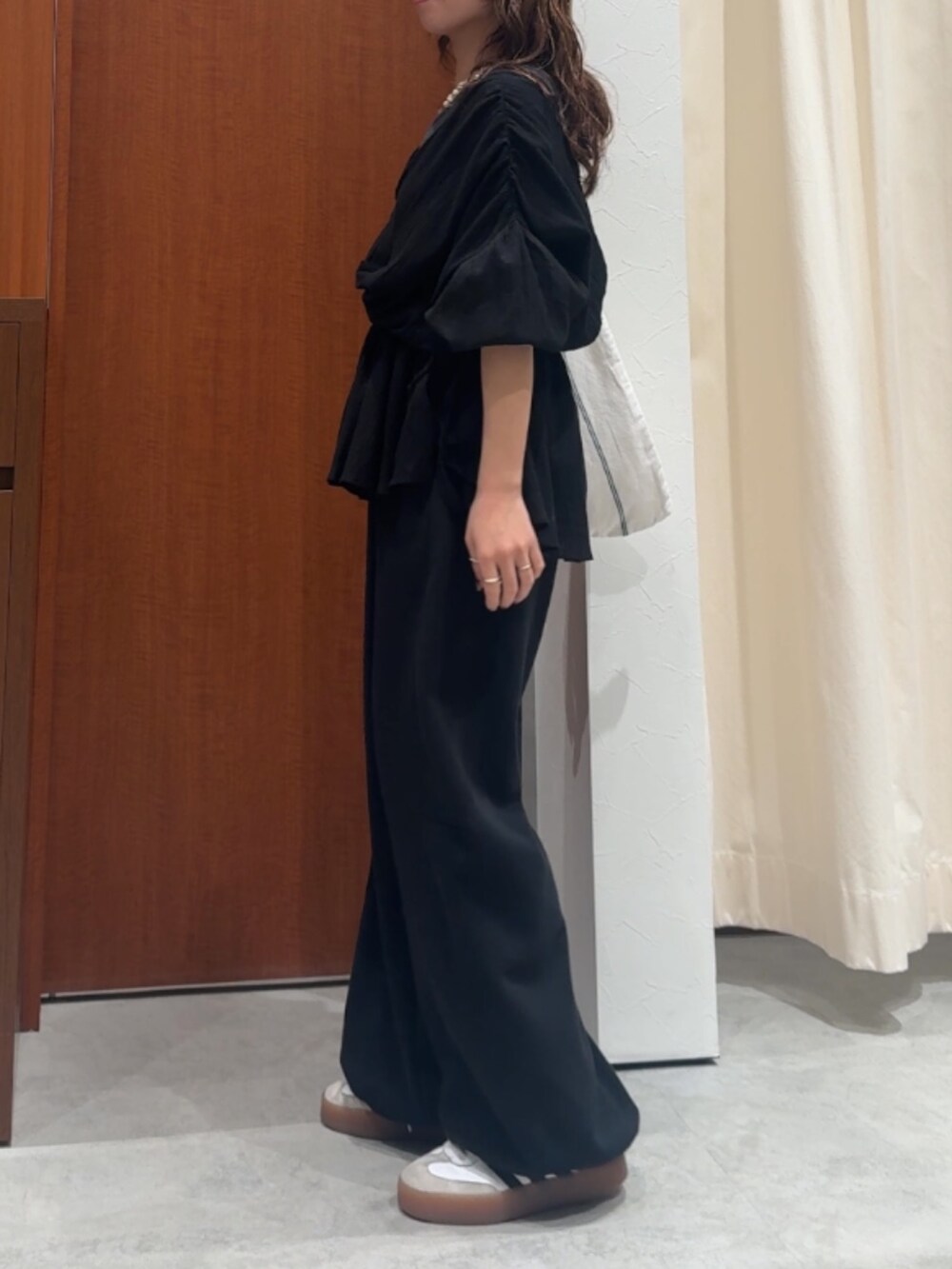 ブラック系のスウェットパンツ、ブラック系のシャツ/ブラウス、グレー系のタンクトップを着用したレディースの春コーディネートの3枚目の写真