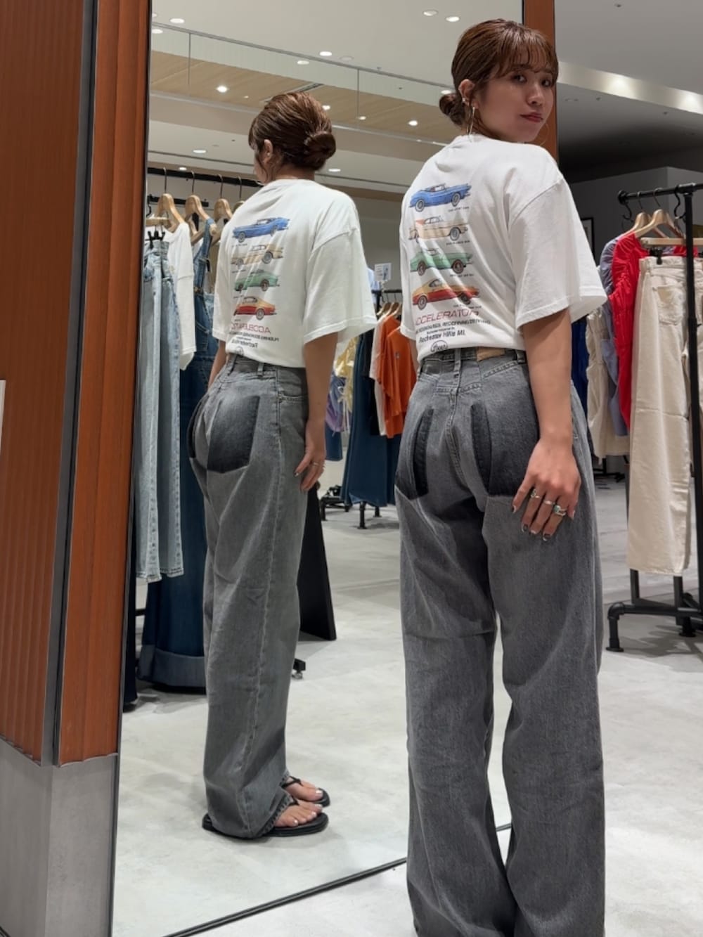 ホワイト系のTシャツ/カットソー、ブラック系のデニムパンツ、ブラック系のサンダルを着用したレディースの夏コーディネートの4枚目の写真