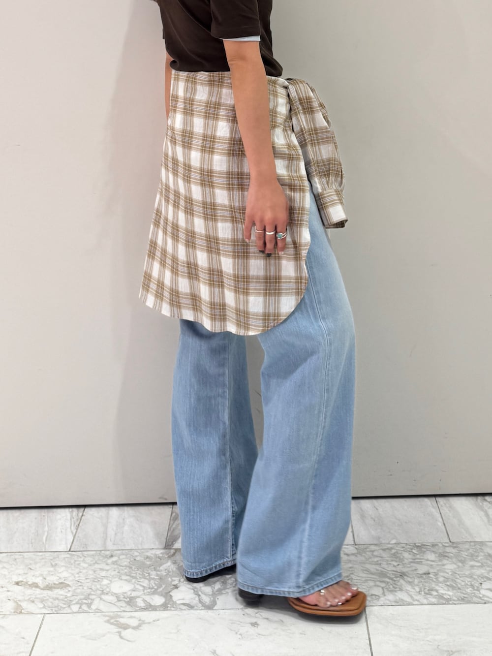 ブラウン系のTシャツ/カットソー、ブルー系のTシャツ/カットソー、ベージュ系のシャツ/ブラウスを着用したレディースの春コーディネートの3枚目の写真
