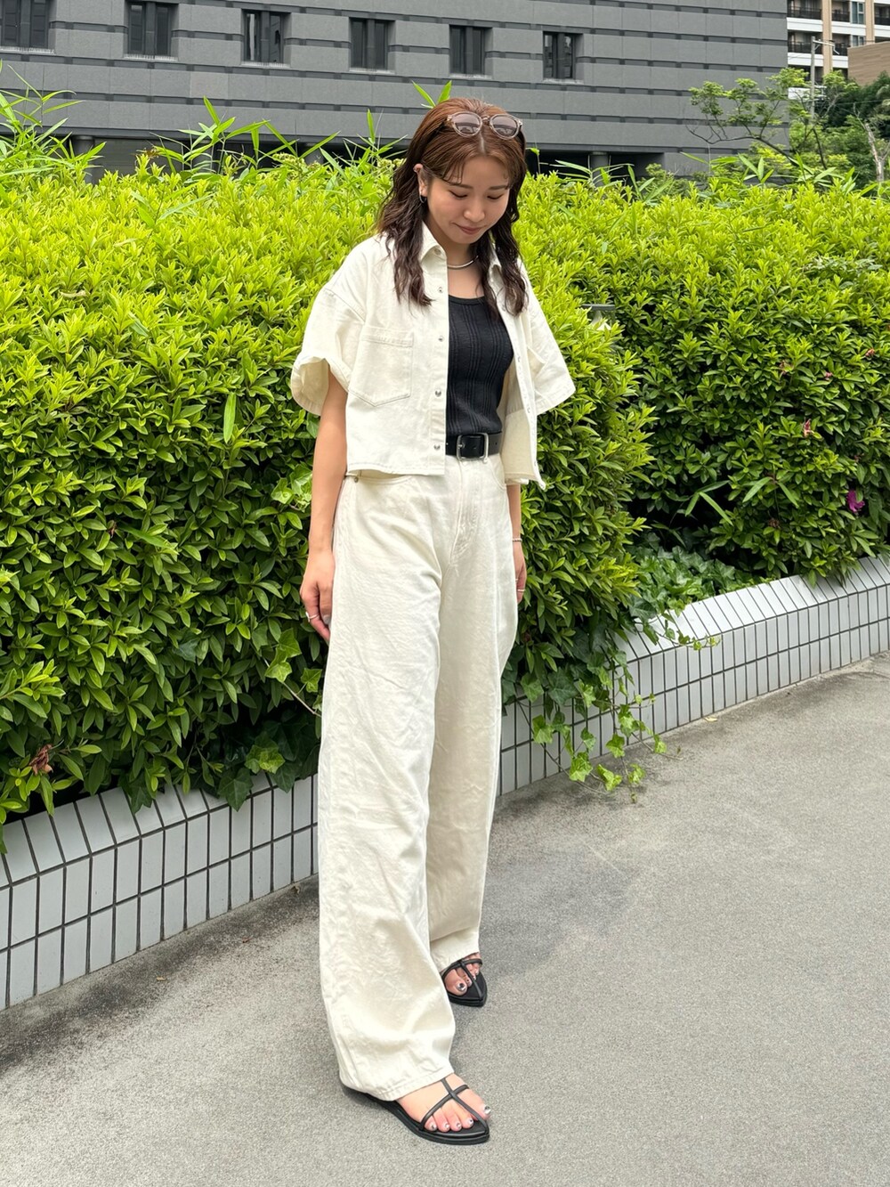 ホワイト系のシャツ/ブラウス、ホワイト系のデニムパンツ、グレー系のTシャツ/カットソーを着用したレディースの春コーディネートの5枚目の写真