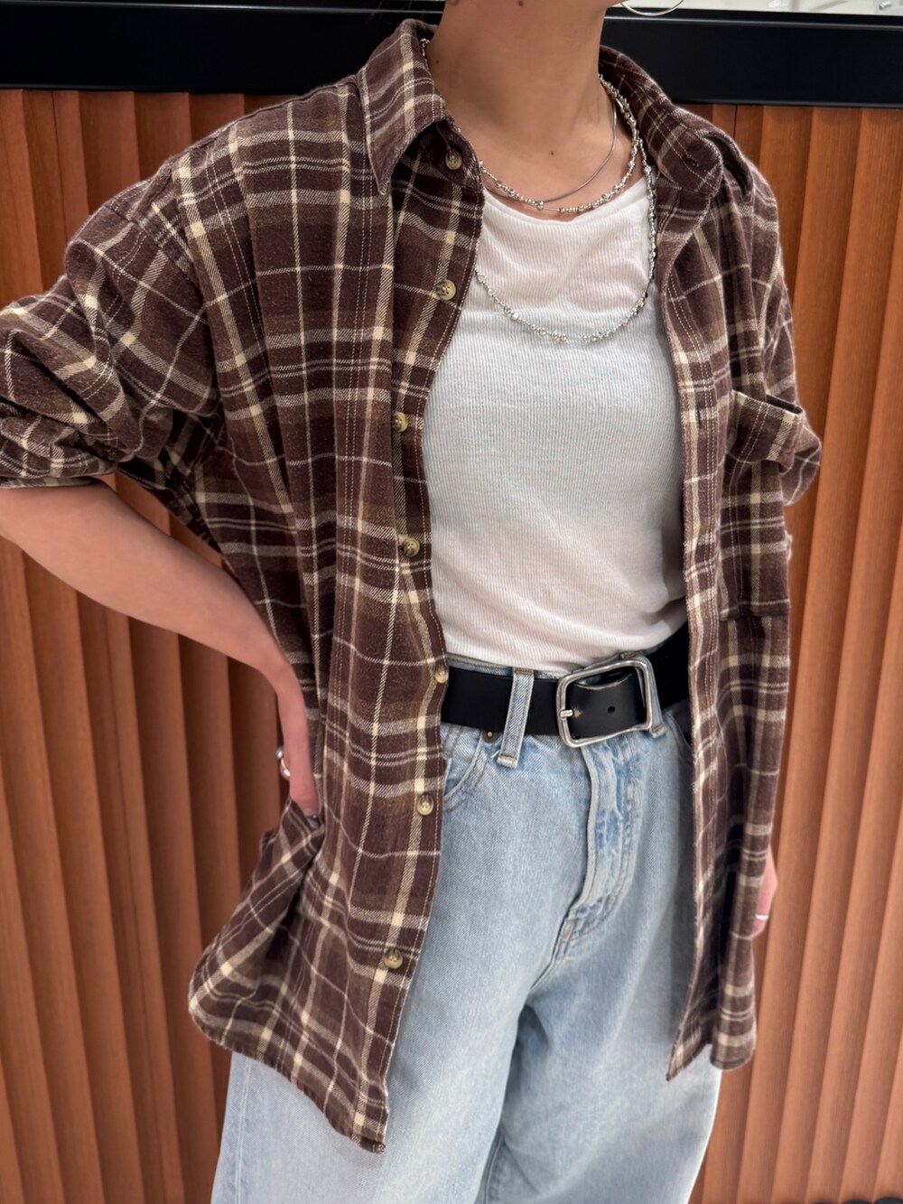 ホワイト系のTシャツ/カットソー、ブラウン系のシャツ/ブラウス、ブルー系のデニムパンツを着用したレディースの冬コーディネートの9枚目の写真