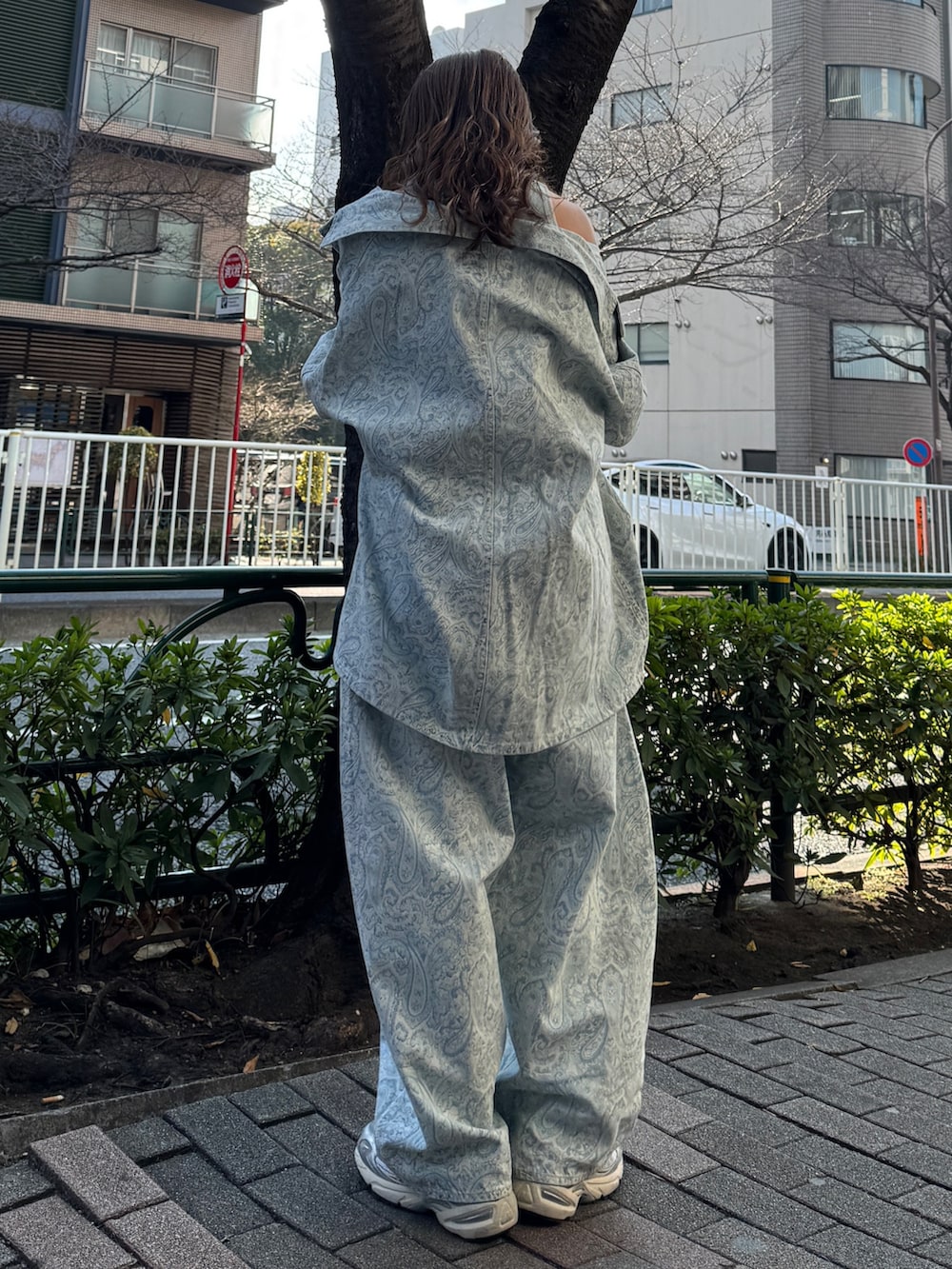 ブルー系のカバーオール、ブルー系のデニムパンツ、ブルー系のタンクトップを着用したレディースの春コーディネートの4枚目の写真