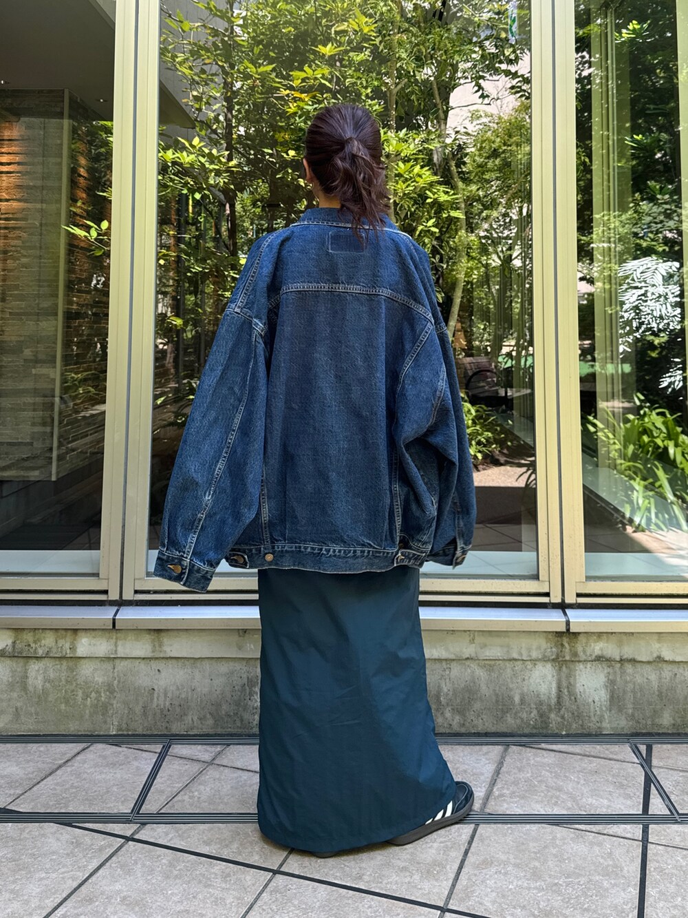 ブルー系のスカート、グレー系のスウェット、ブルー系のデニムジャケットを着用したレディースの夏コーディネートの7枚目の写真