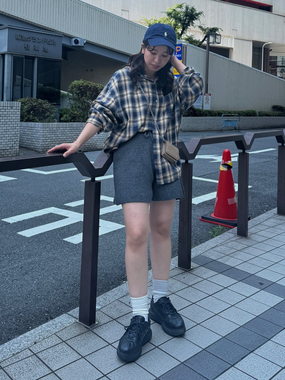 ブルー系のシャツ/ブラウス、グレー系のその他パンツを着用したレディースの夏コーディネートの2枚目の写真