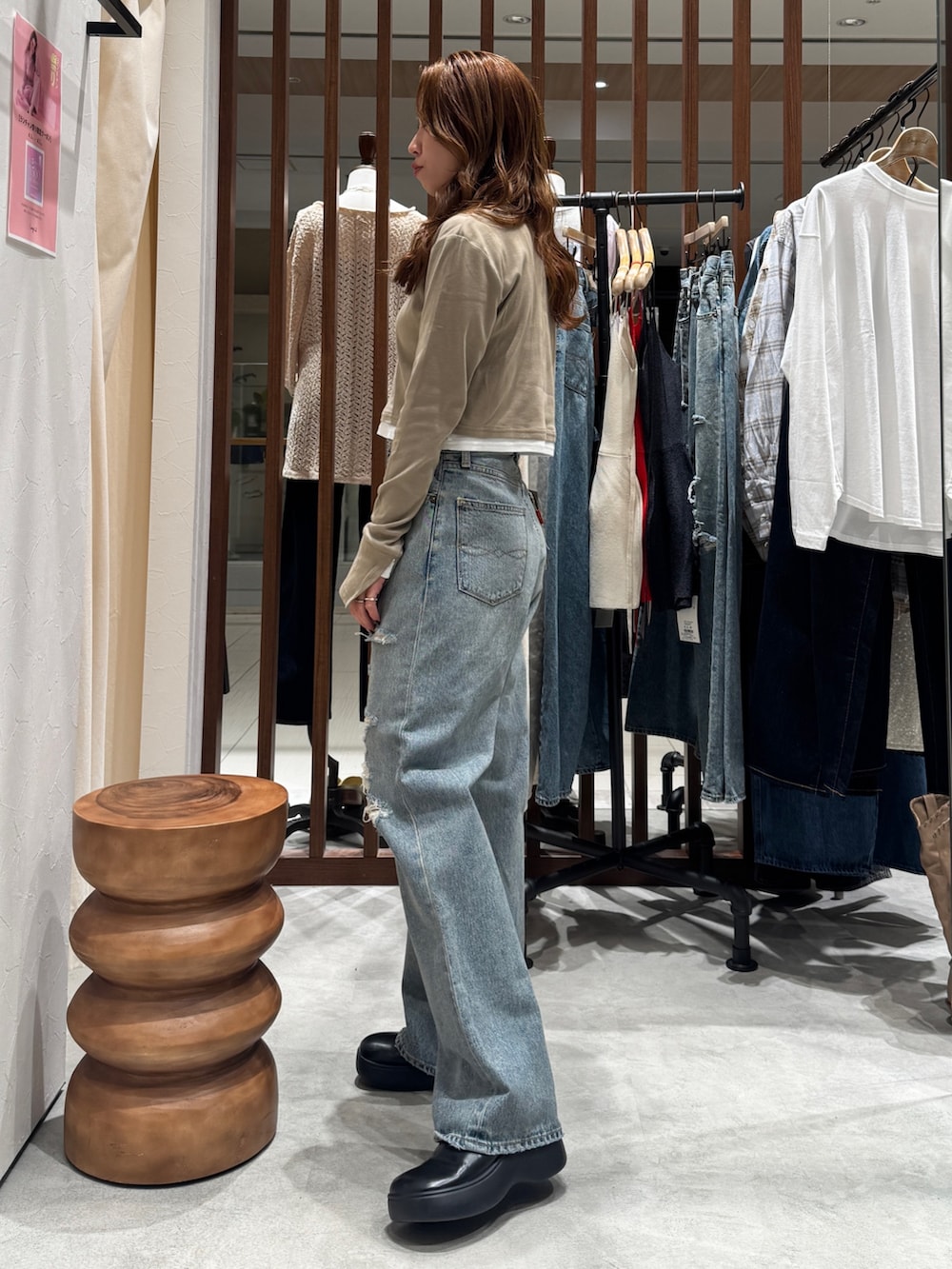 ブルー系のデニムパンツ、ベージュ系のTシャツ/カットソーを着用したレディースの春コーディネートの5枚目の写真