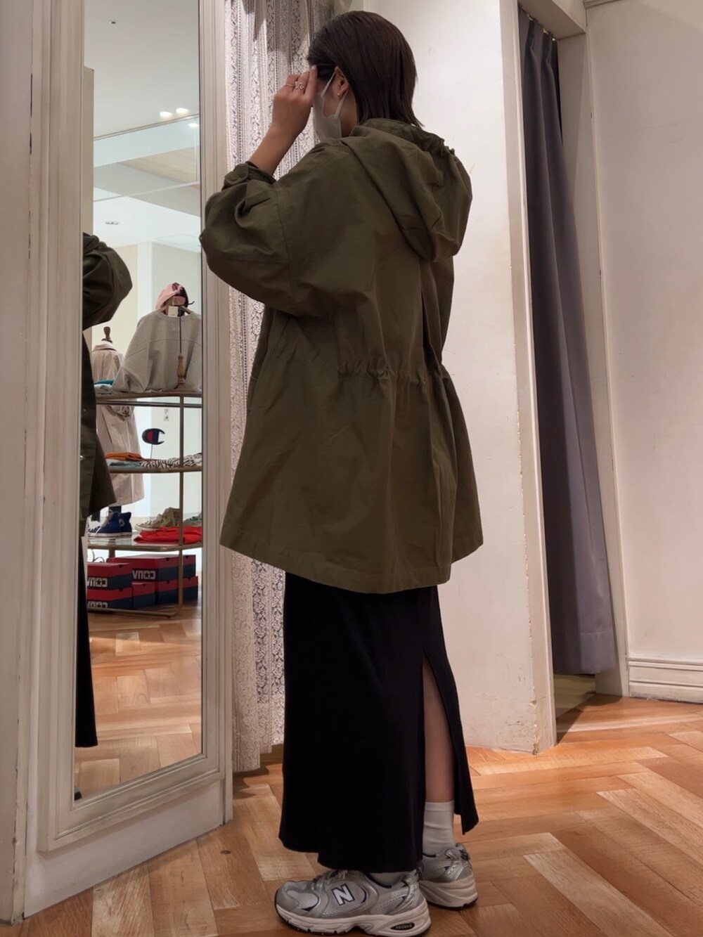 ブラック系のワンピース、グリーン系のブルゾン、ブラウン系のメガネを着用したレディースの冬コーディネートの4枚目の写真