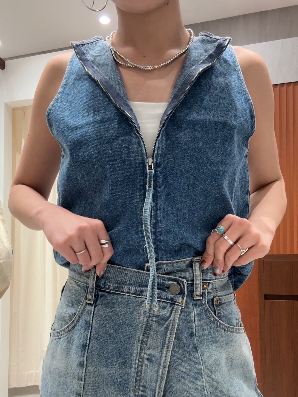 ブルー系のシャツ/ブラウス、ブルー系のデニムパンツ、シルバー系のネックレスを着用したレディースの春コーディネートの7枚目の写真