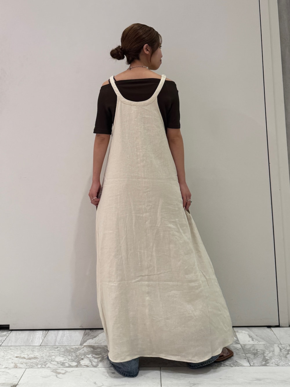 その他のサンダル、ブルー系のデニムパンツ、ブラウン系のTシャツ/カットソーを着用したレディースの春コーディネートの4枚目の写真