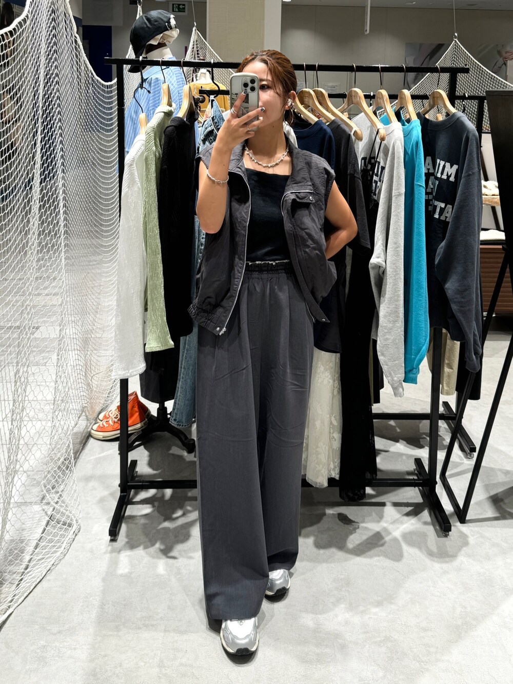 グレー系のその他パンツ、ブラック系のキャミソール、グレー系のベストを着用したレディースの秋コーディネートの2枚目の写真