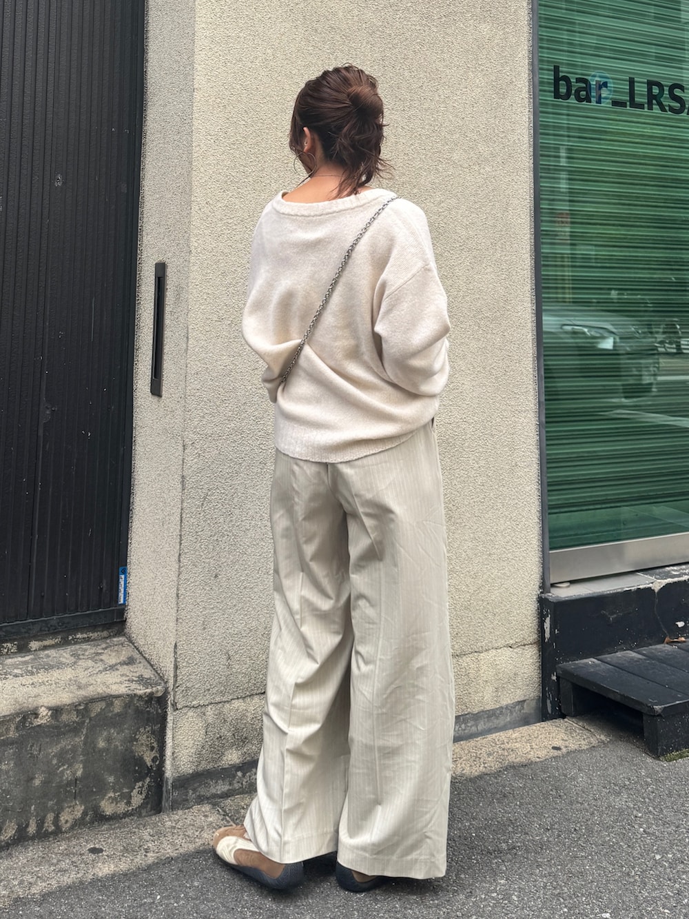 ホワイト系のニット/セーター、ベージュ系のその他パンツを着用したレディースの冬コーディネートの5枚目の写真