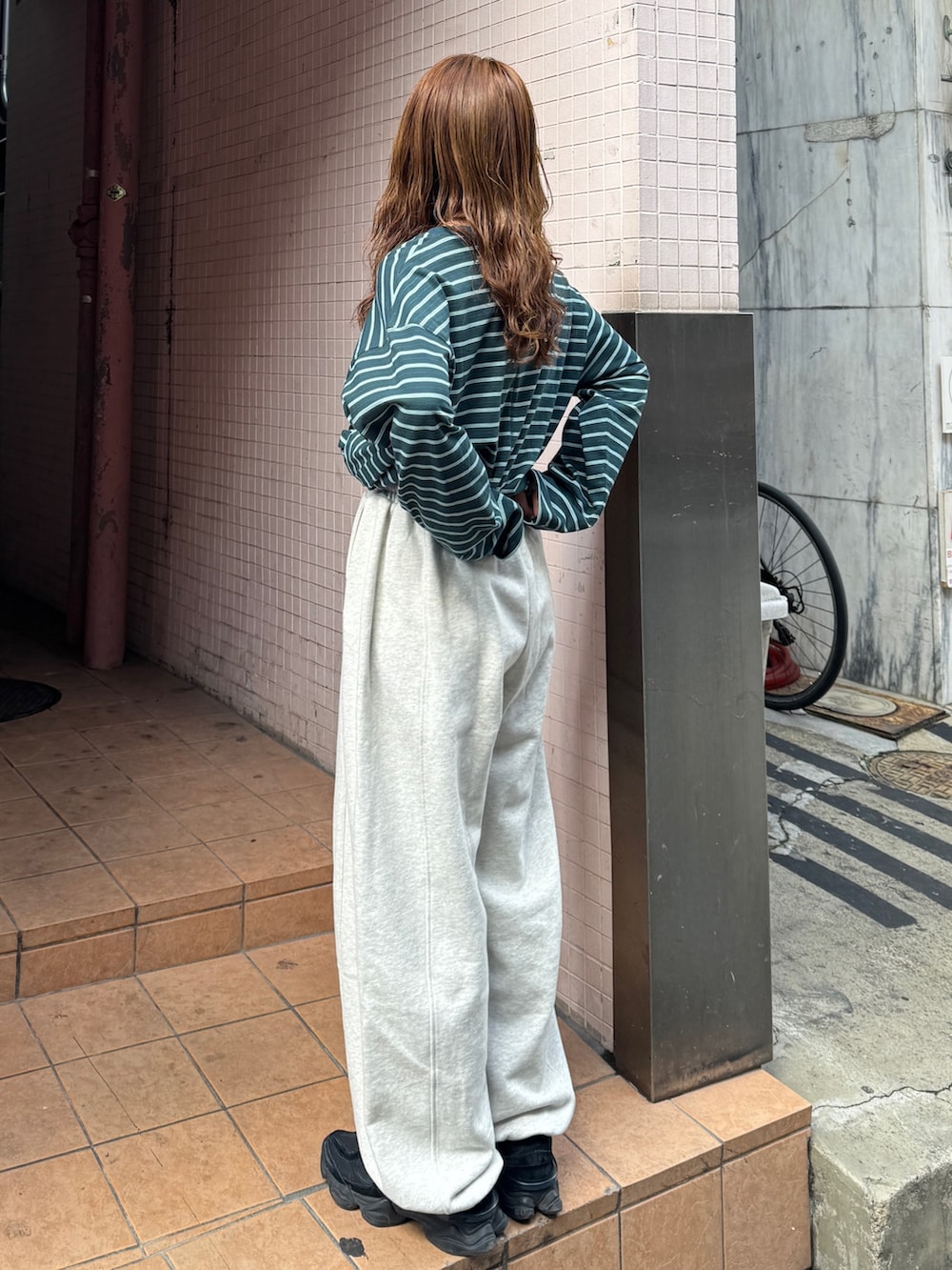 ホワイト系のスウェットパンツ、グリーン系のTシャツ/カットソーを着用したレディースの冬コーディネートの5枚目の写真