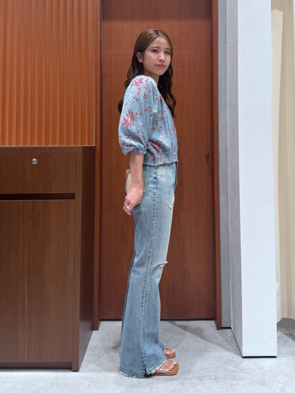 その他のサンダル、ブルー系のデニムパンツ、ブルー系のシャツ/ブラウスを着用したレディースの夏コーディネートの3枚目の写真