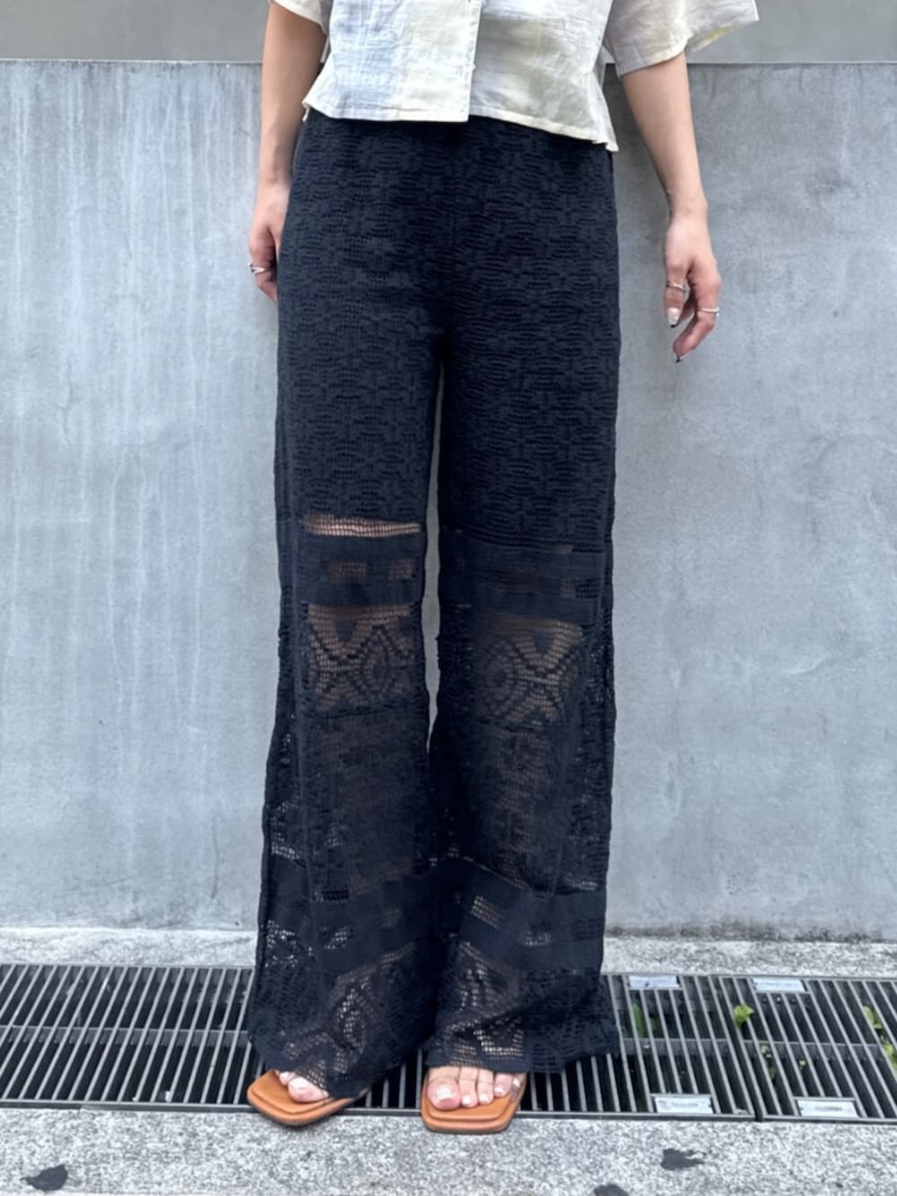 ブラック系のその他パンツ、その他のサンダル、ブルー系のシャツ/ブラウスを着用したレディースの春コーディネートの7枚目の写真
