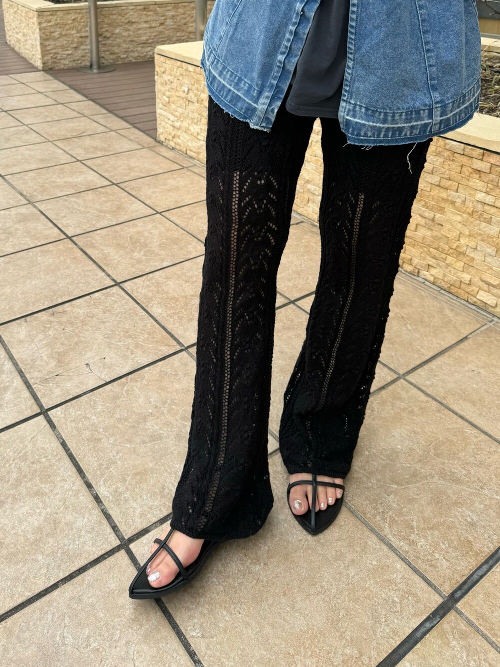 グレー系のTシャツ/カットソー、ブルー系のキャミソール、ブラック系のその他パンツを着用したレディースの春コーディネートの9枚目の写真