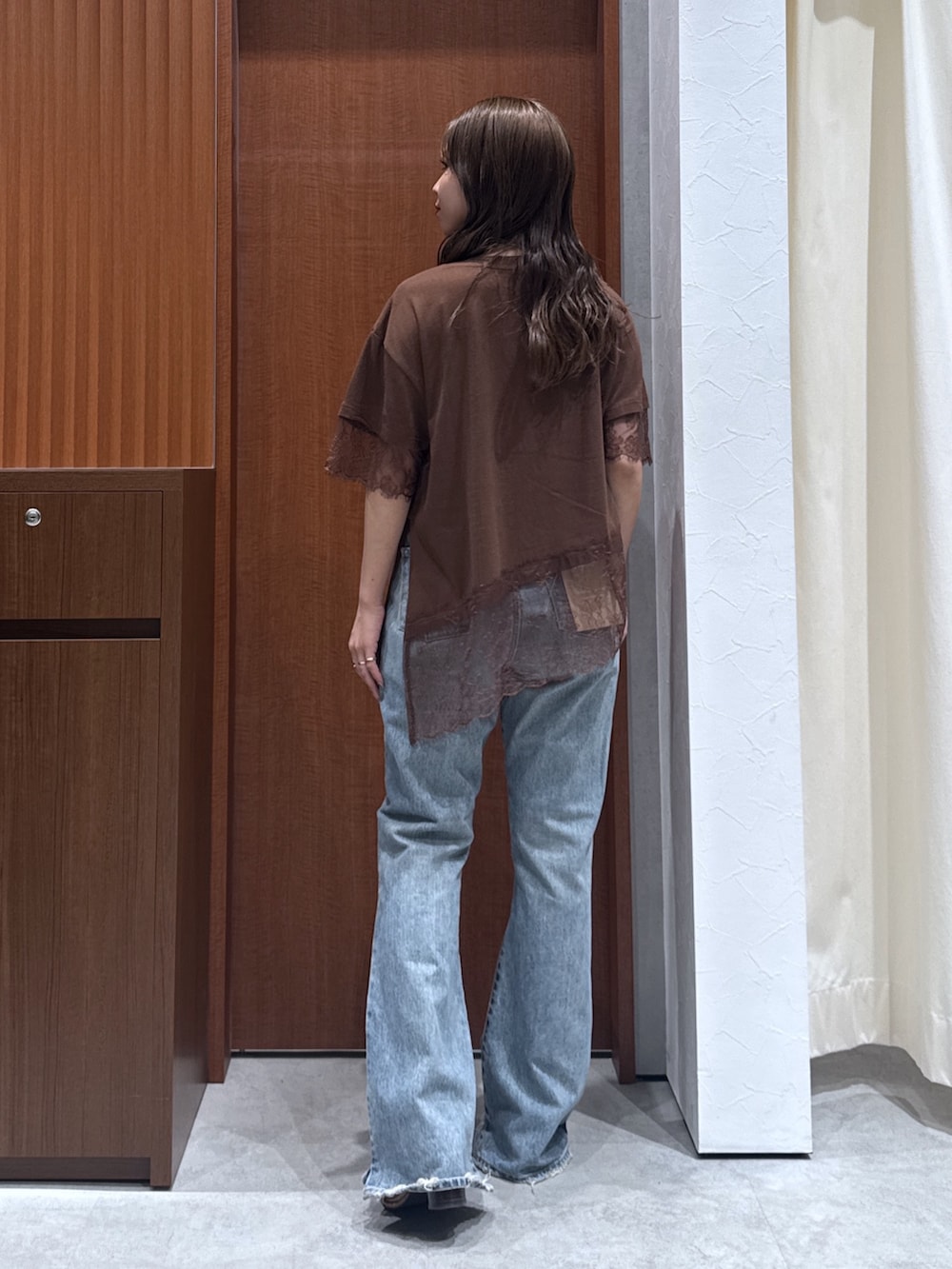 ブラウン系のTシャツ/カットソー、ブルー系のデニムパンツ、その他のサンダルを着用したレディースの夏コーディネートの3枚目の写真
