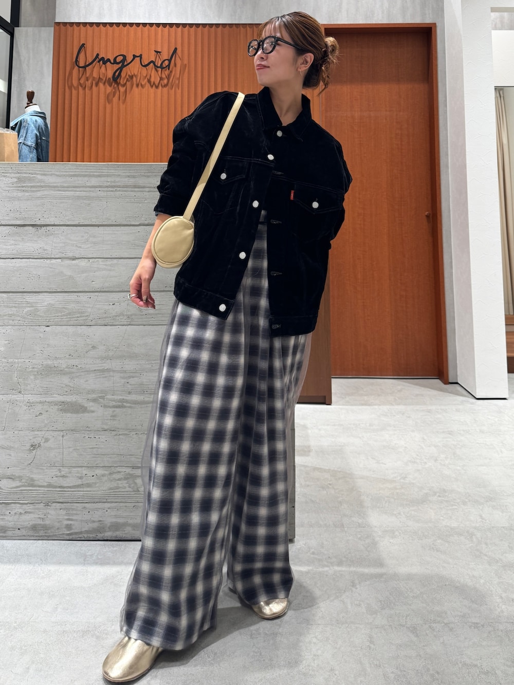 その他のその他パンツ、ブラック系のデニムジャケット、ブラック系のTシャツ/カットソーを着用したレディースの夏コーディネートの3枚目の写真