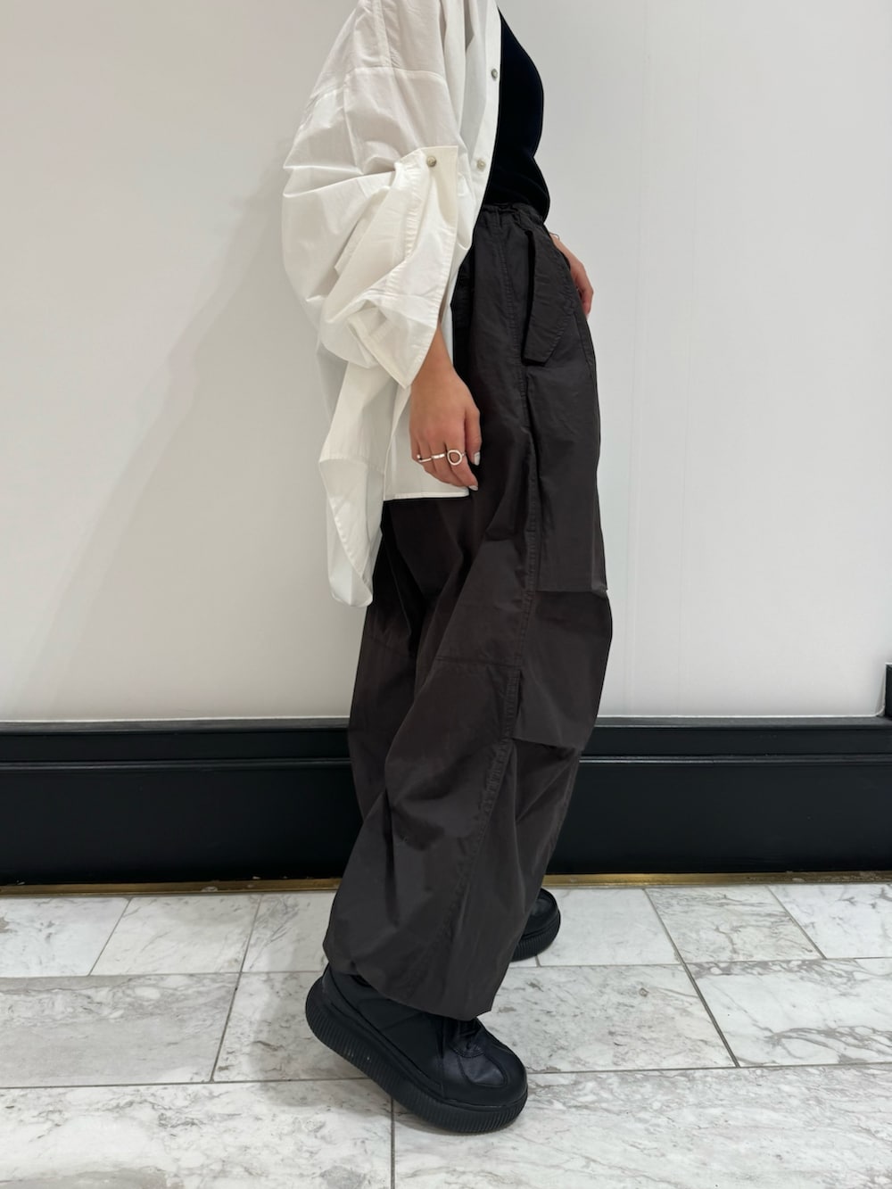 ホワイト系のシャツ/ブラウス、グレー系のその他パンツ、ブラック系のキャミソールを着用したレディースの冬コーディネートの10枚目の写真