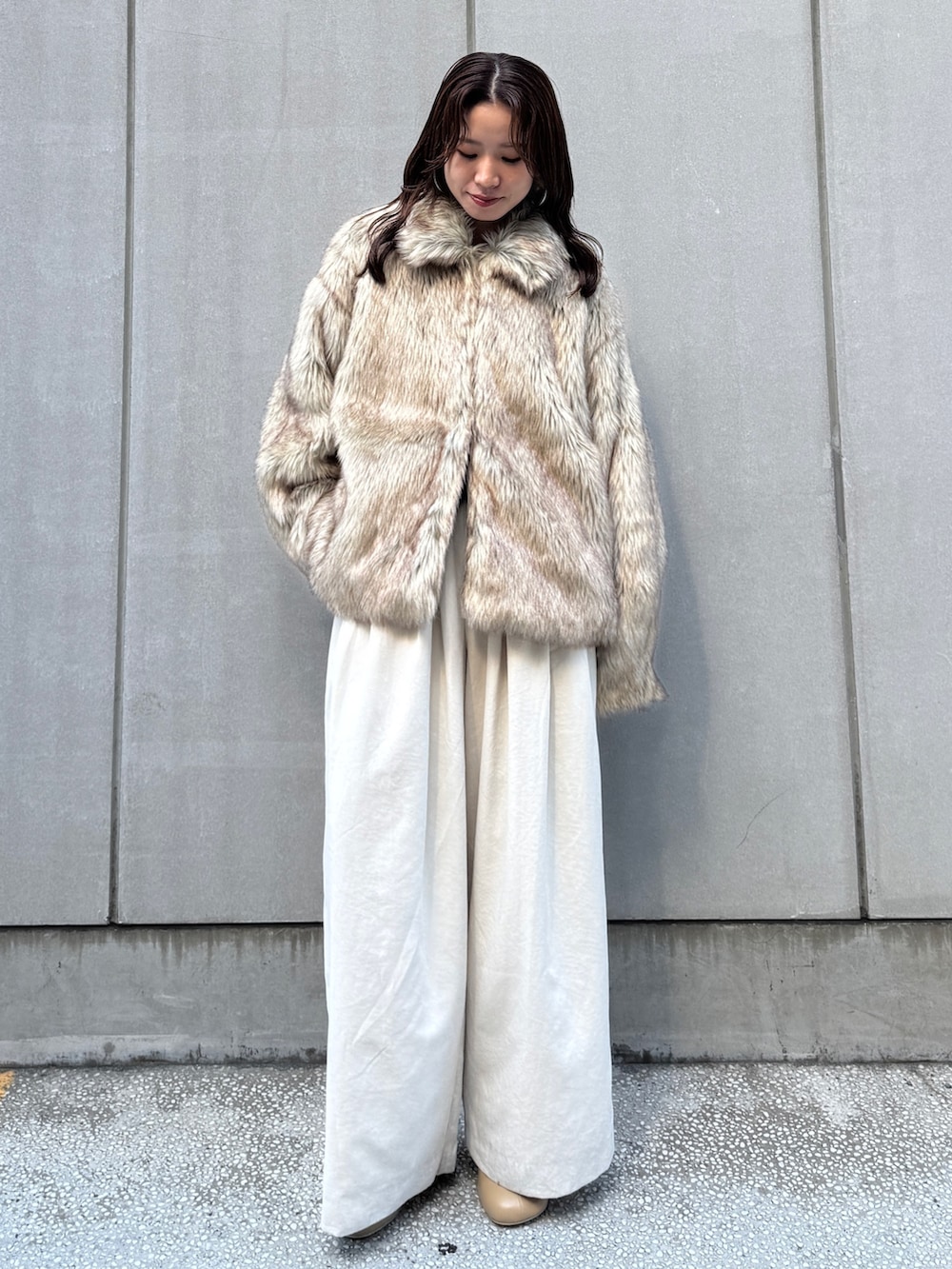 ベージュ系のダウンジャケット/コート、ホワイト系のその他パンツを着用したレディースの秋コーディネートの2枚目の写真