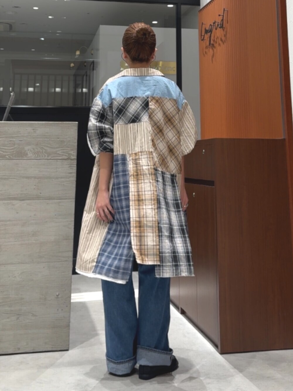 ブラック系のローファー、その他のシャツ/ブラウス、ブルー系のデニムパンツを着用したレディースの春コーディネートの6枚目の写真