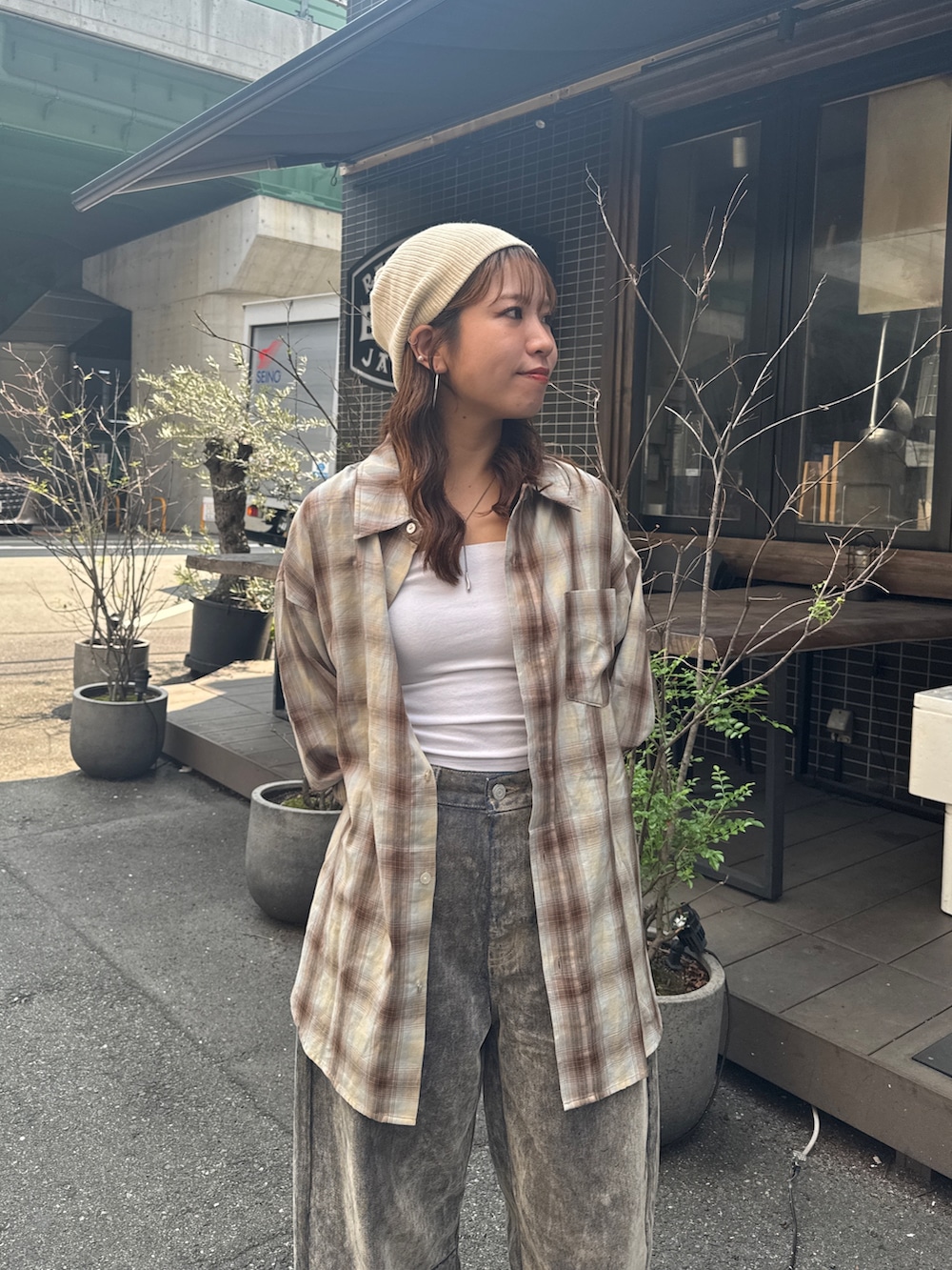 ベージュ系のデニムパンツ、ブラウン系のシャツ/ブラウス、ベージュ系のスリッポンを着用したレディースの夏コーディネートの9枚目の写真