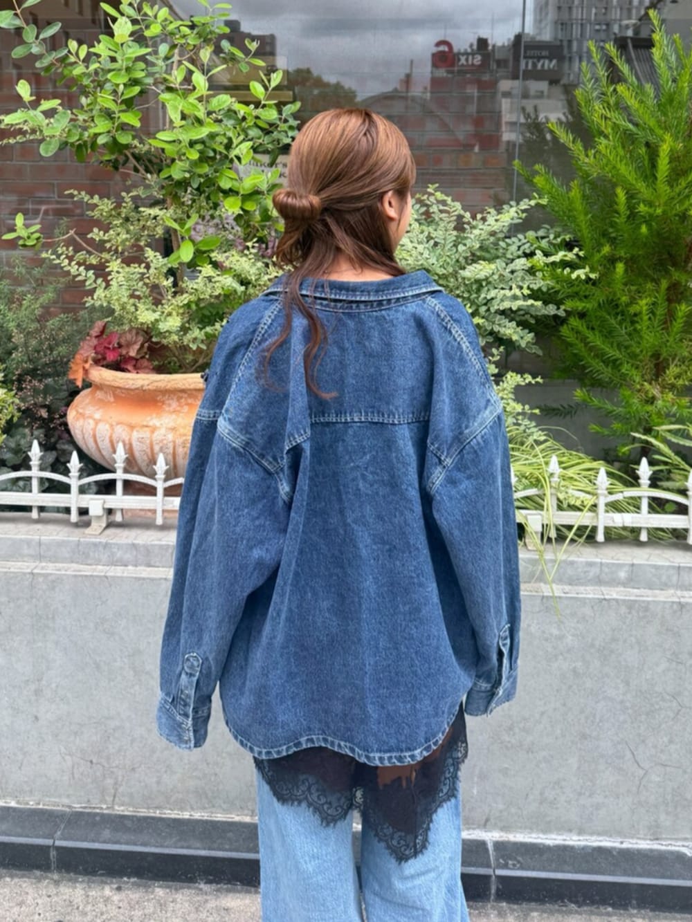 ブラウン系のワンピース、ブルー系のシャツ/ブラウス、ブルー系のデニムパンツを着用したレディースの夏コーディネートの6枚目の写真