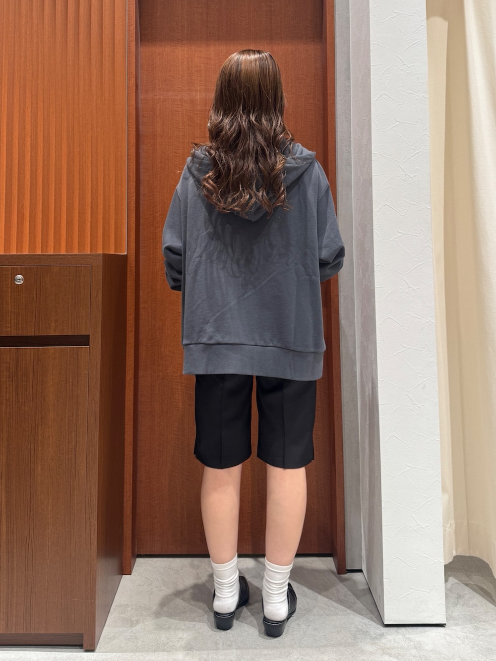 グレー系のパーカー、ブラック系のその他パンツ、ブラック系のその他シューズを着用したレディースの秋コーディネートの3枚目の写真