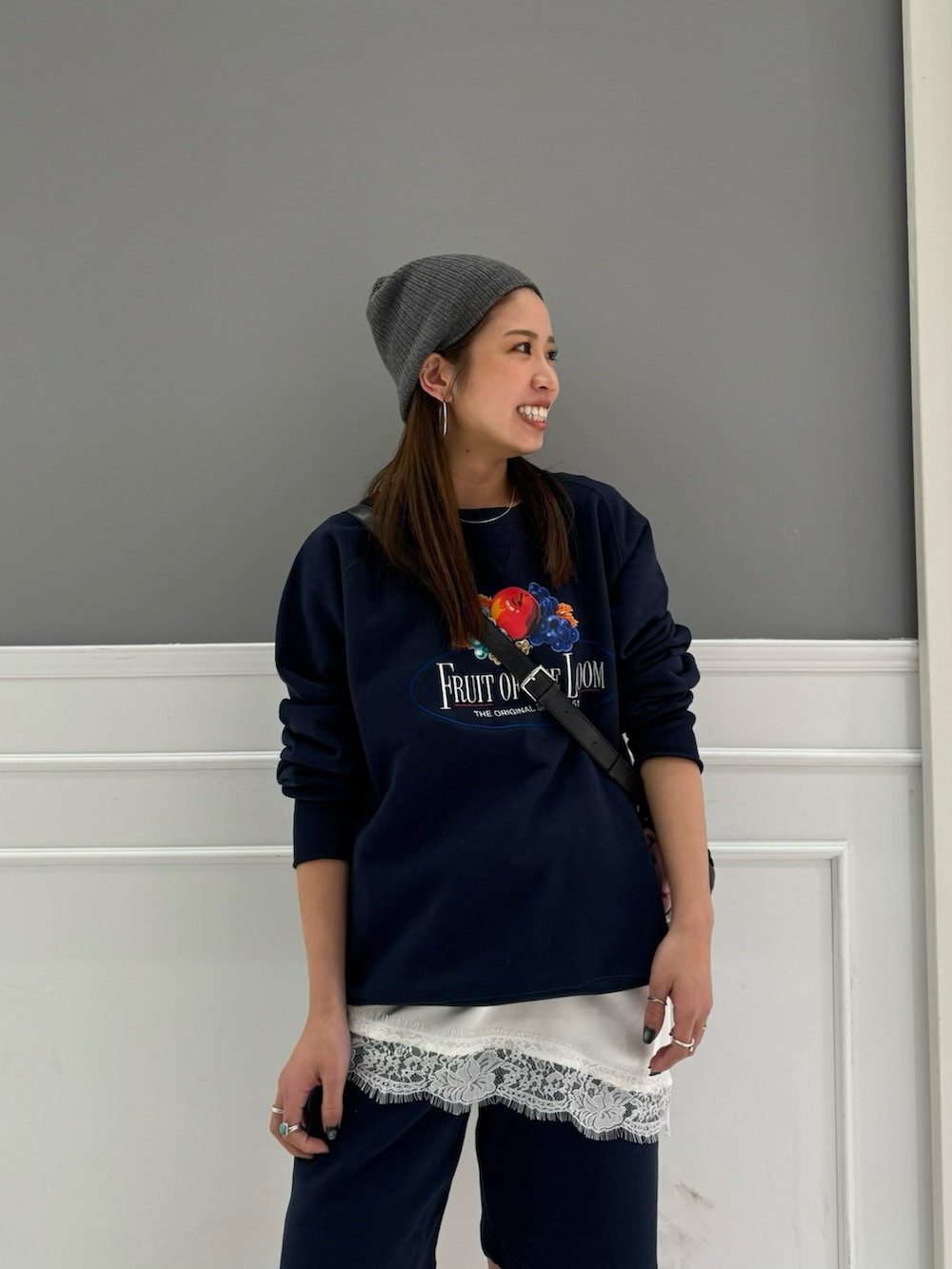 ブルー系のスウェット、ブルー系のスウェットパンツ、ホワイト系のキャミソールを着用したレディースの冬コーディネートの3枚目の写真