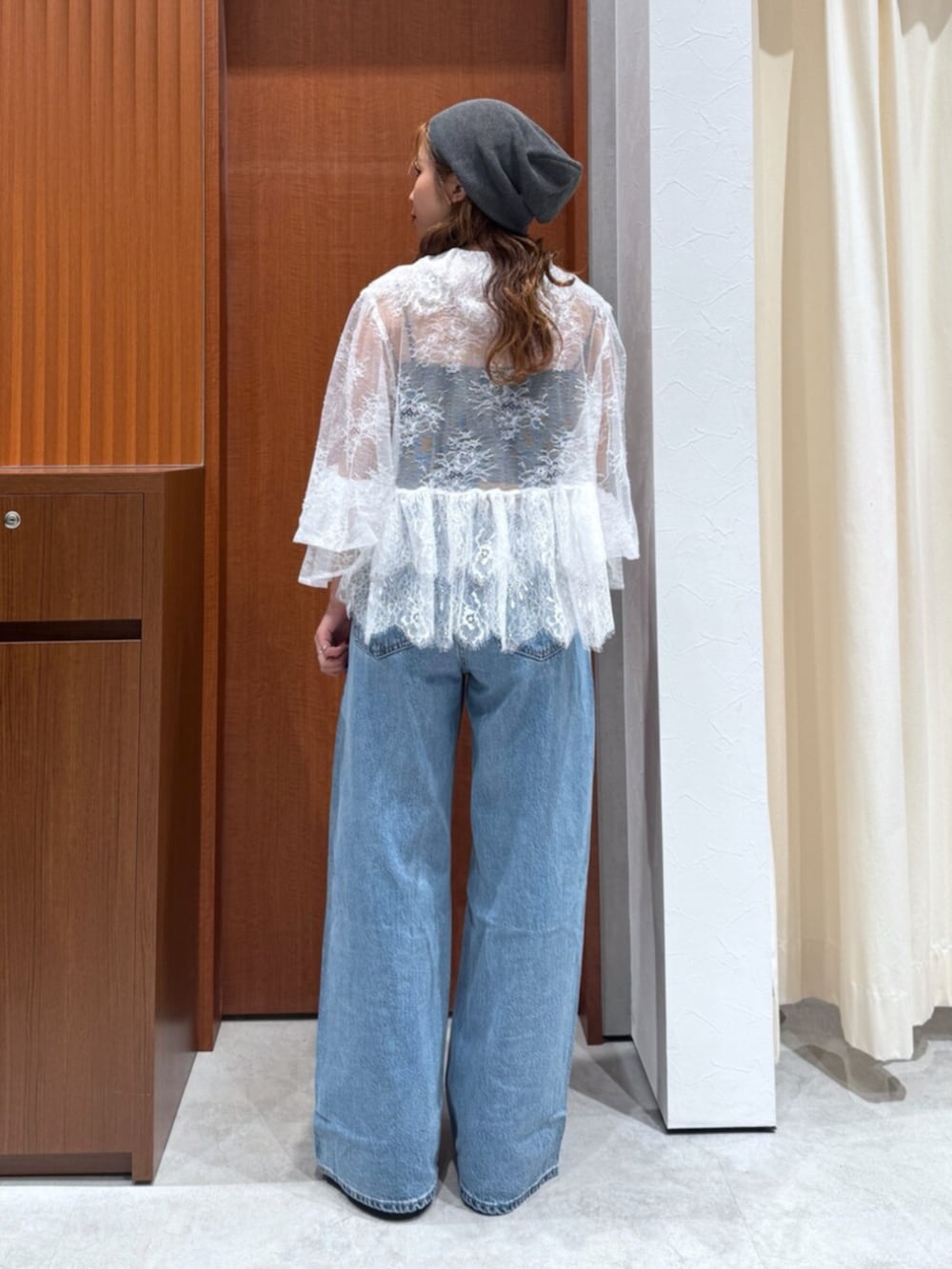 ブルー系のデニムパンツ、ブルー系のデニムジャケット、ホワイト系のシャツ/ブラウスを着用したレディースの夏コーディネートの8枚目の写真