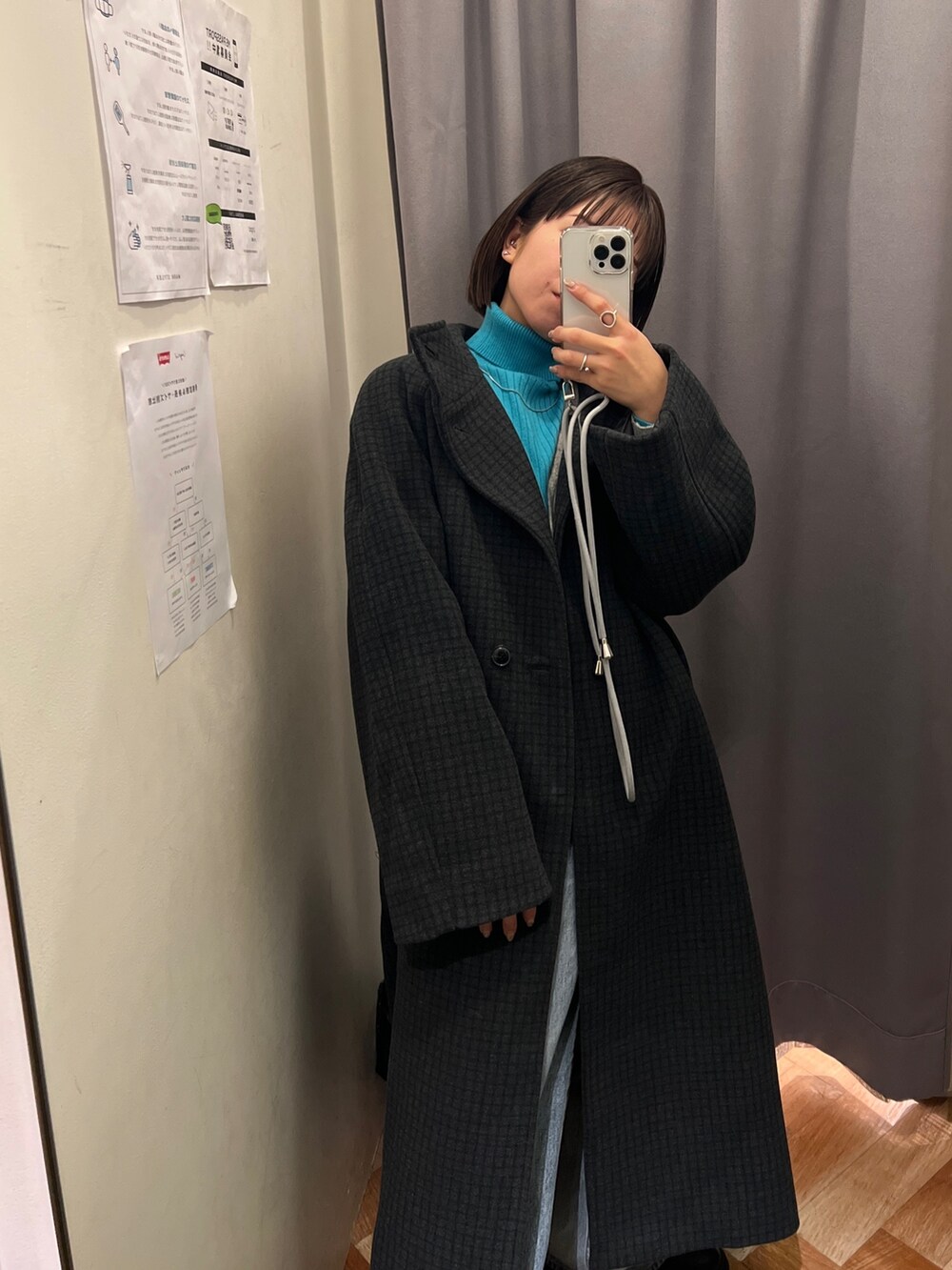 ブルー系のニット/セーター、グレー系のニット/セーター、ブルー系のデニムパンツを着用したレディースの冬コーディネートの4枚目の写真