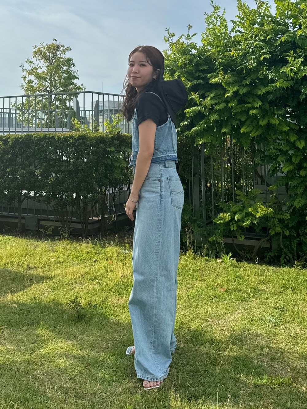 ブルー系のキャミソール、ブルー系のデニムパンツ、ブラック系のTシャツ/カットソーを着用したレディースの夏コーディネートの8枚目の写真