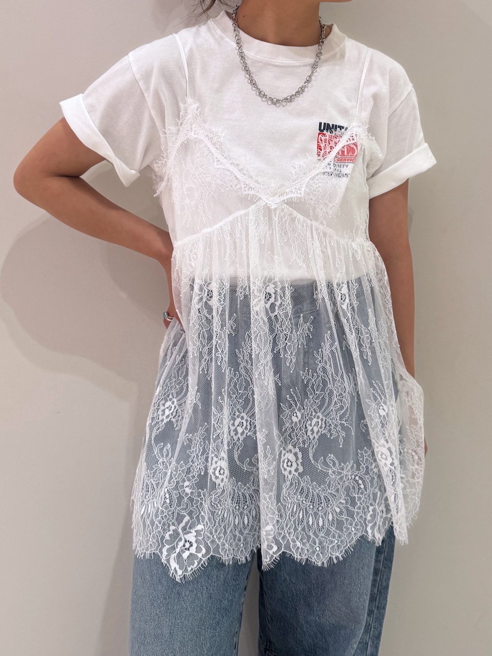 ホワイト系のTシャツ/カットソー、ホワイト系のキャミソール、その他のサンダルを着用したレディースの夏コーディネートの7枚目の写真