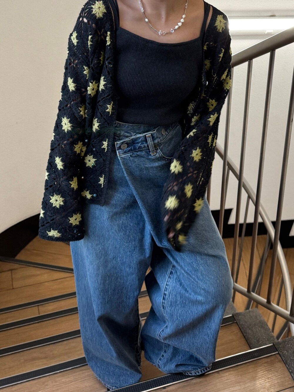 グレー系のカーディガン/ボレロ、ブルー系のデニムパンツ、ブラック系のサンダルを着用したレディースの春コーディネートの7枚目の写真