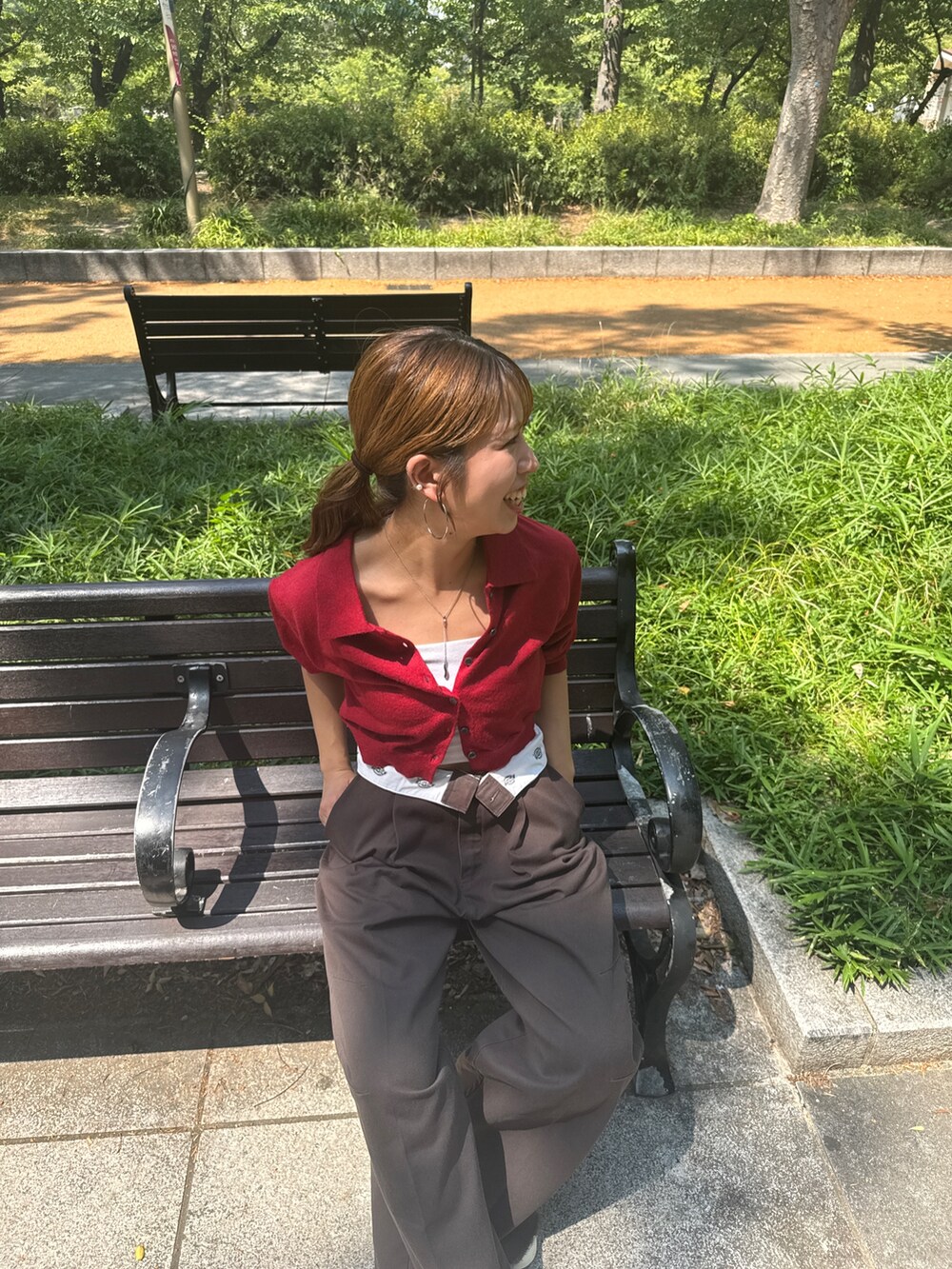 レッド系のカーディガン/ボレロ、ホワイト系のその他パンツを着用したレディースの秋コーディネートの6枚目の写真