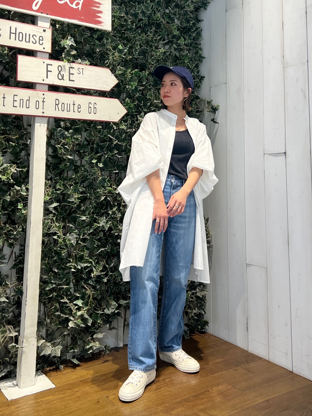 ホワイト系のシャツ/ブラウス、ブルー系のデニムパンツ、ホワイト系のスニーカーを着用したレディースの冬コーディネートの2枚目の写真