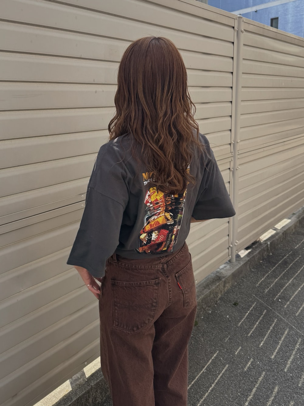 ブラウン系のデニムパンツ、グレー系のTシャツ/カットソーを着用したレディースの春コーディネートの4枚目の写真