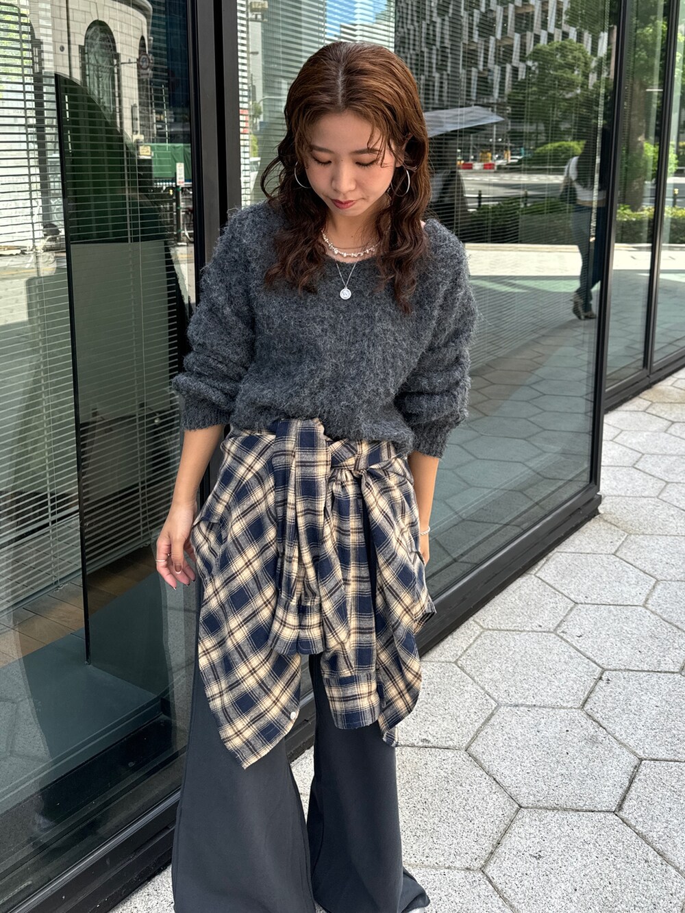 グレー系のスウェットパンツ、ブルー系のシャツ/ブラウス、グレー系のニット/セーターを着用したレディースの秋コーディネートの10枚目の写真