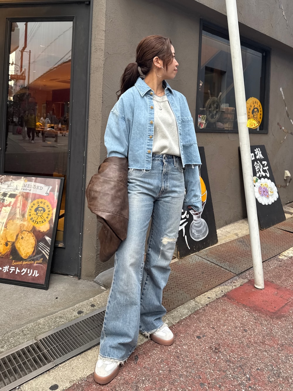 ブルー系のデニムパンツ、ブラウン系のブルゾン、ブルー系のシャツ/ブラウスを着用したレディースの冬コーディネートの6枚目の写真