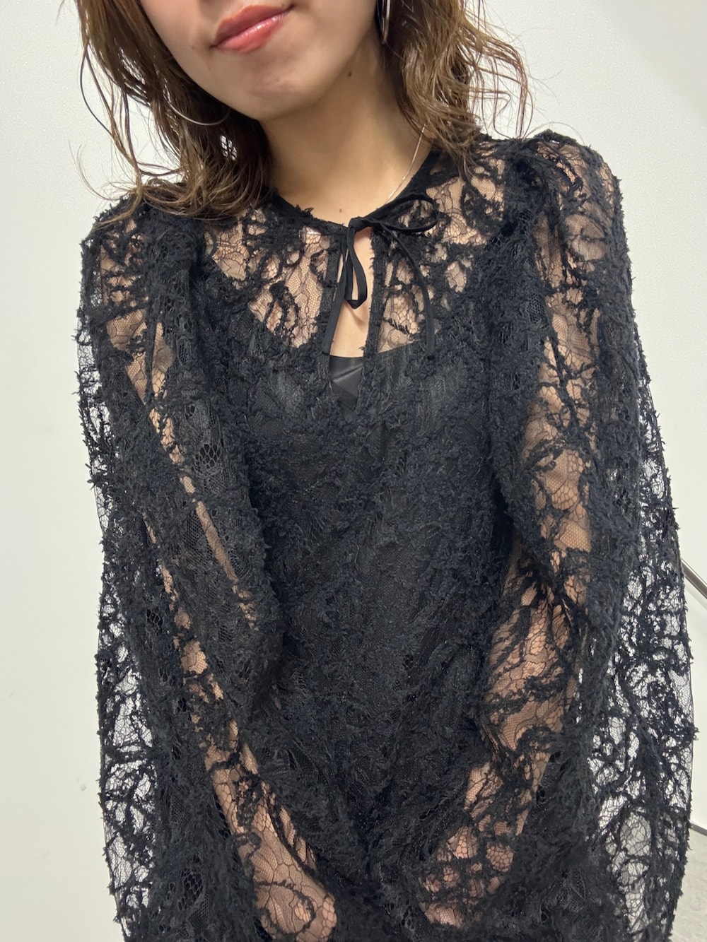 ブラック系のワンピース、ブラック系のブルゾン、ブラック系のブーツを着用したレディースの冬コーディネートの10枚目の写真