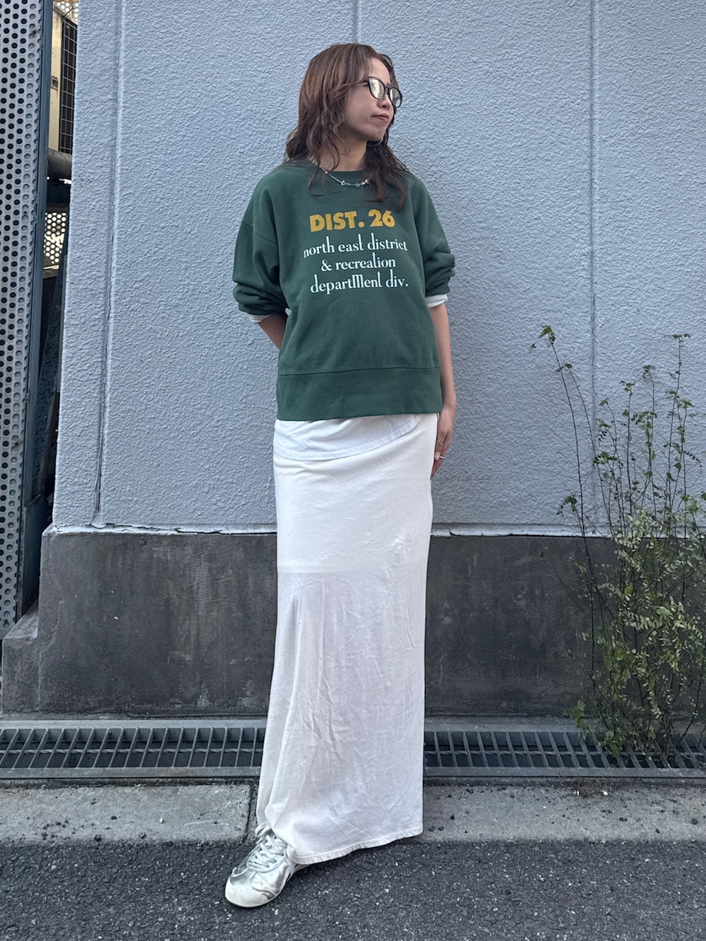 ホワイト系のスカート、ブラウン系のブルゾン、グリーン系のスウェットを着用したレディースの冬コーディネートの8枚目の写真