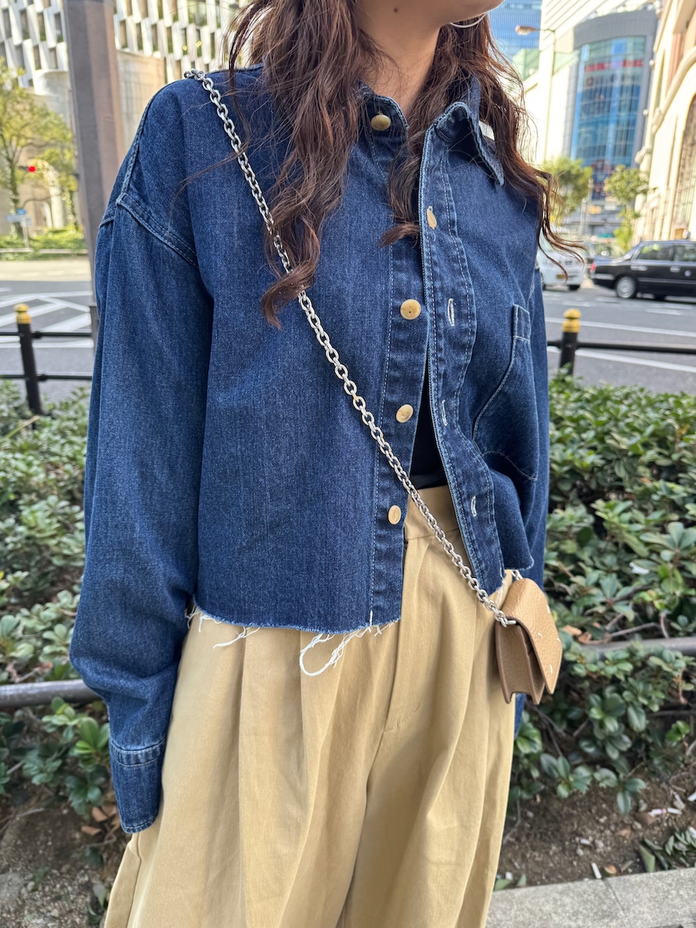 ベージュ系のチノパンツ、ブルー系のシャツ/ブラウスを着用したレディースの冬コーディネートの9枚目の写真