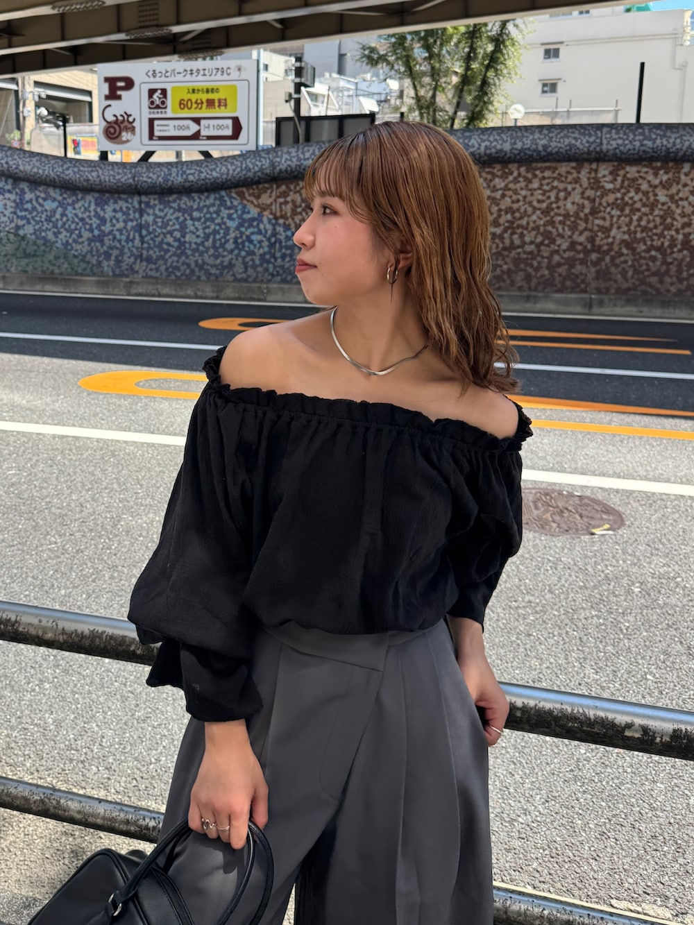 ブラック系のハンドバッグ、ベージュ系のスリッポン、グレー系のその他パンツを着用したレディースの夏コーディネートの8枚目の写真