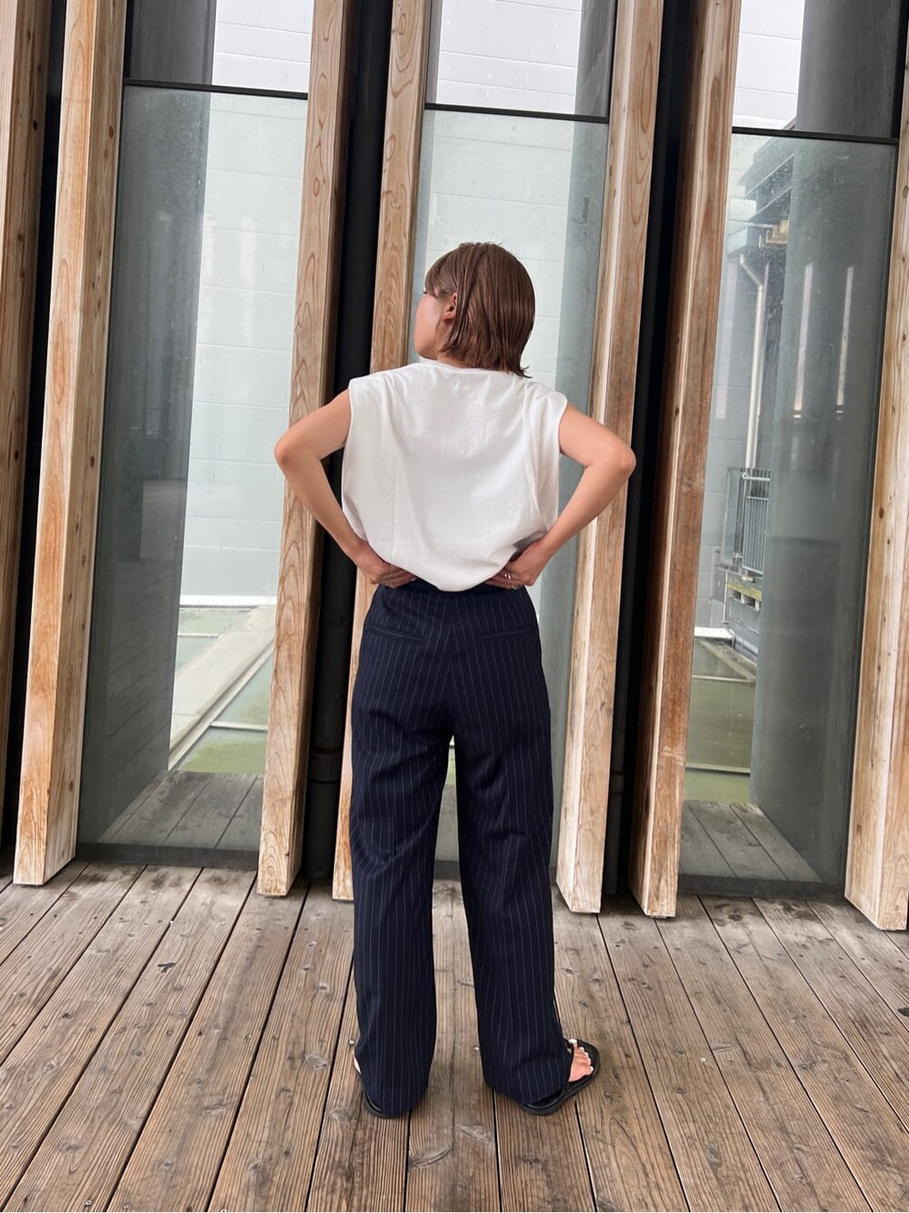 その他のスラックス、ホワイト系のタンクトップを着用したレディースの夏コーディネートの4枚目の写真